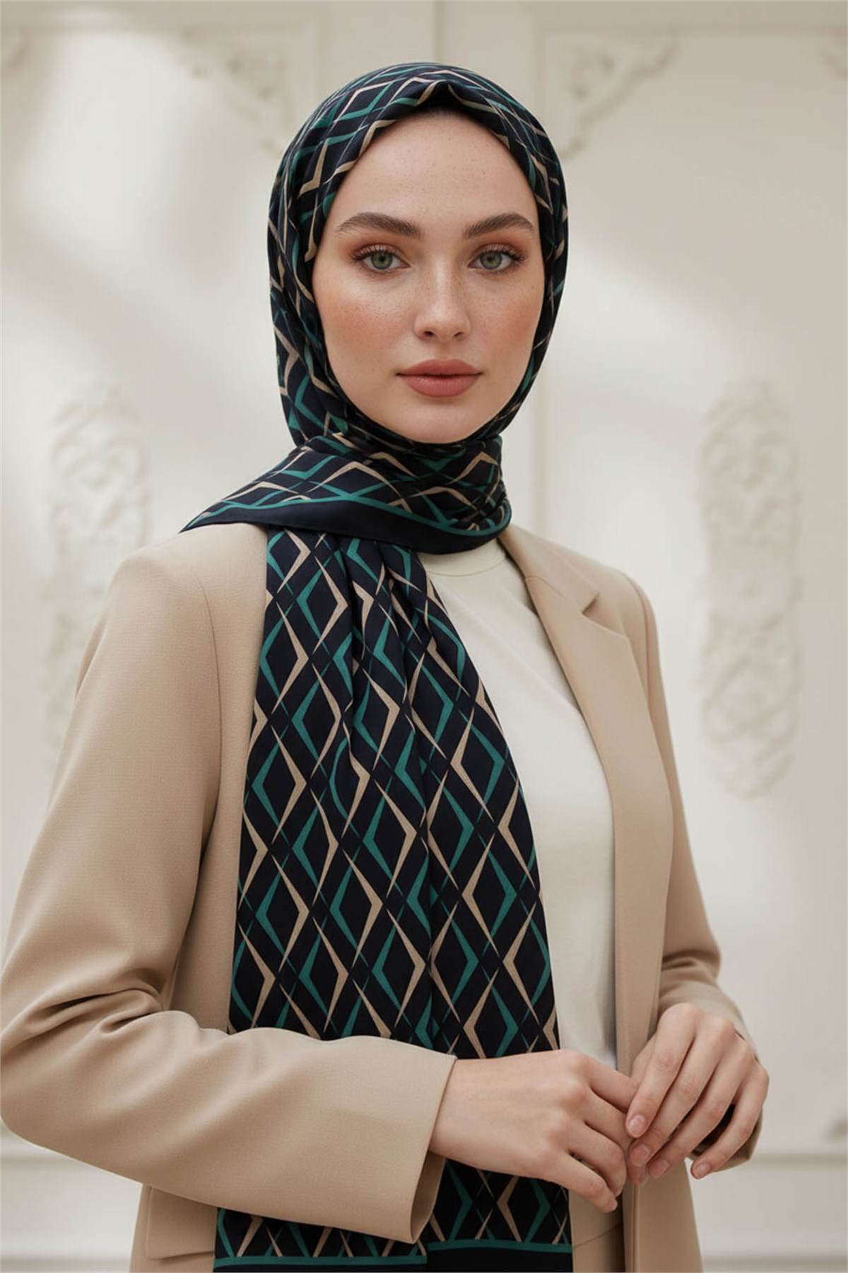 KREP GEOMETRİK DESENLİ SİYAH - PETROL YEŞİLİ RENKLİ 75X195 KIRIŞMAZ ŞAL