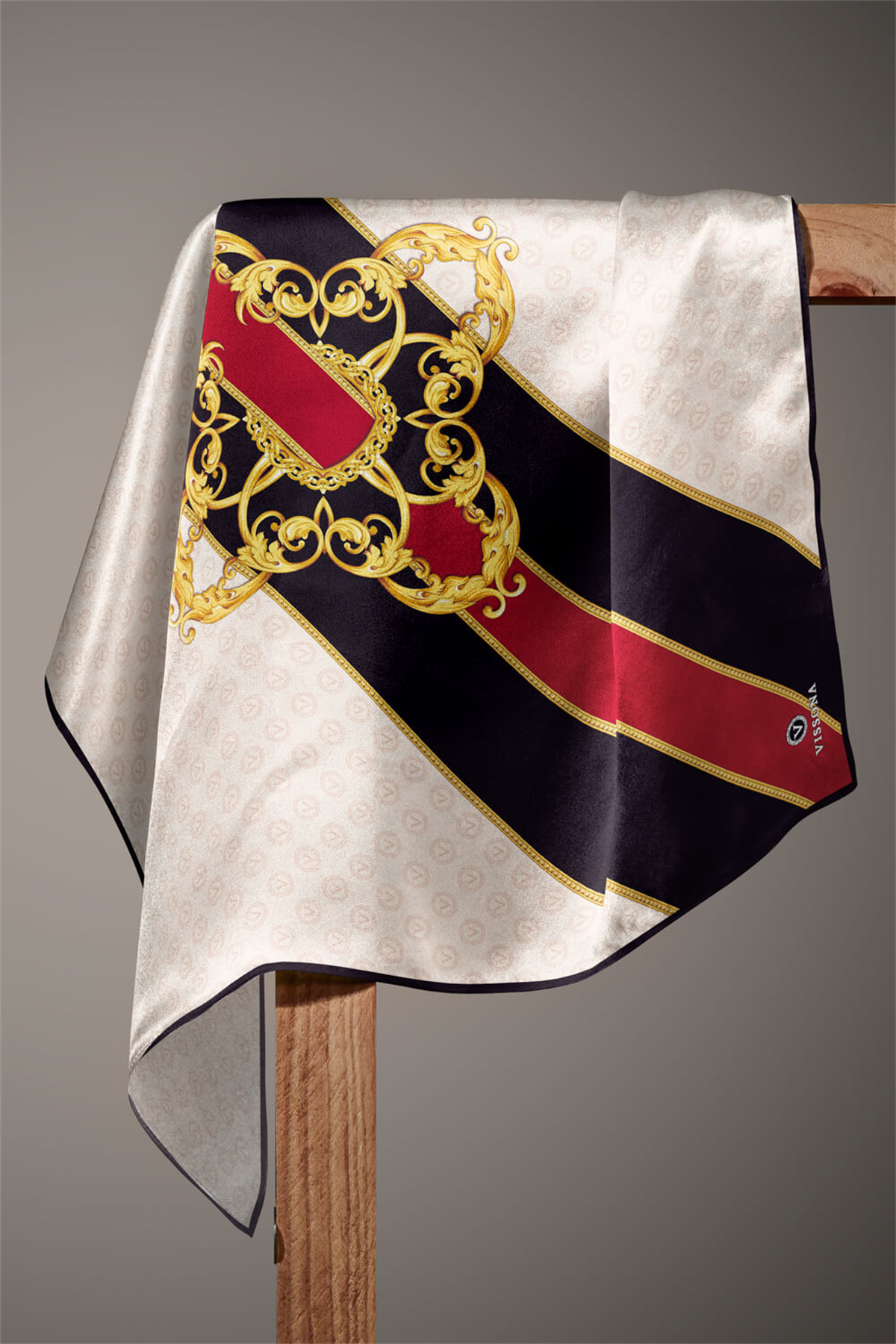 %100 Twill İpek Monogram Ve Barok Desenli Krem - Bordo Renkli 90x90 Eşarp Dikim Şekli : El Dikişi