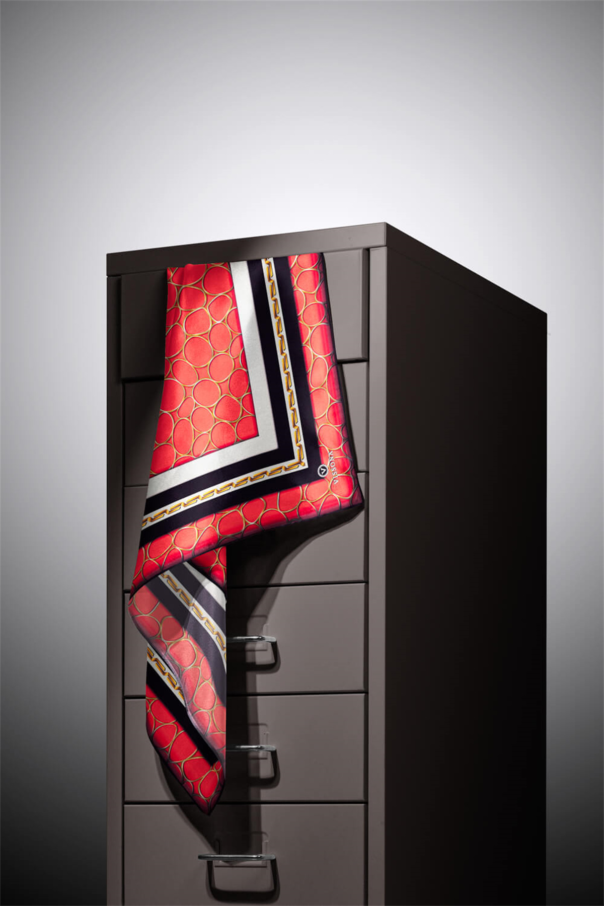 %100 Twill İpek Zincir Desenli Narçiçeği - Siyah Renkli 90x90 Eşarp Kenar Dikiş Şekli El Dikişli