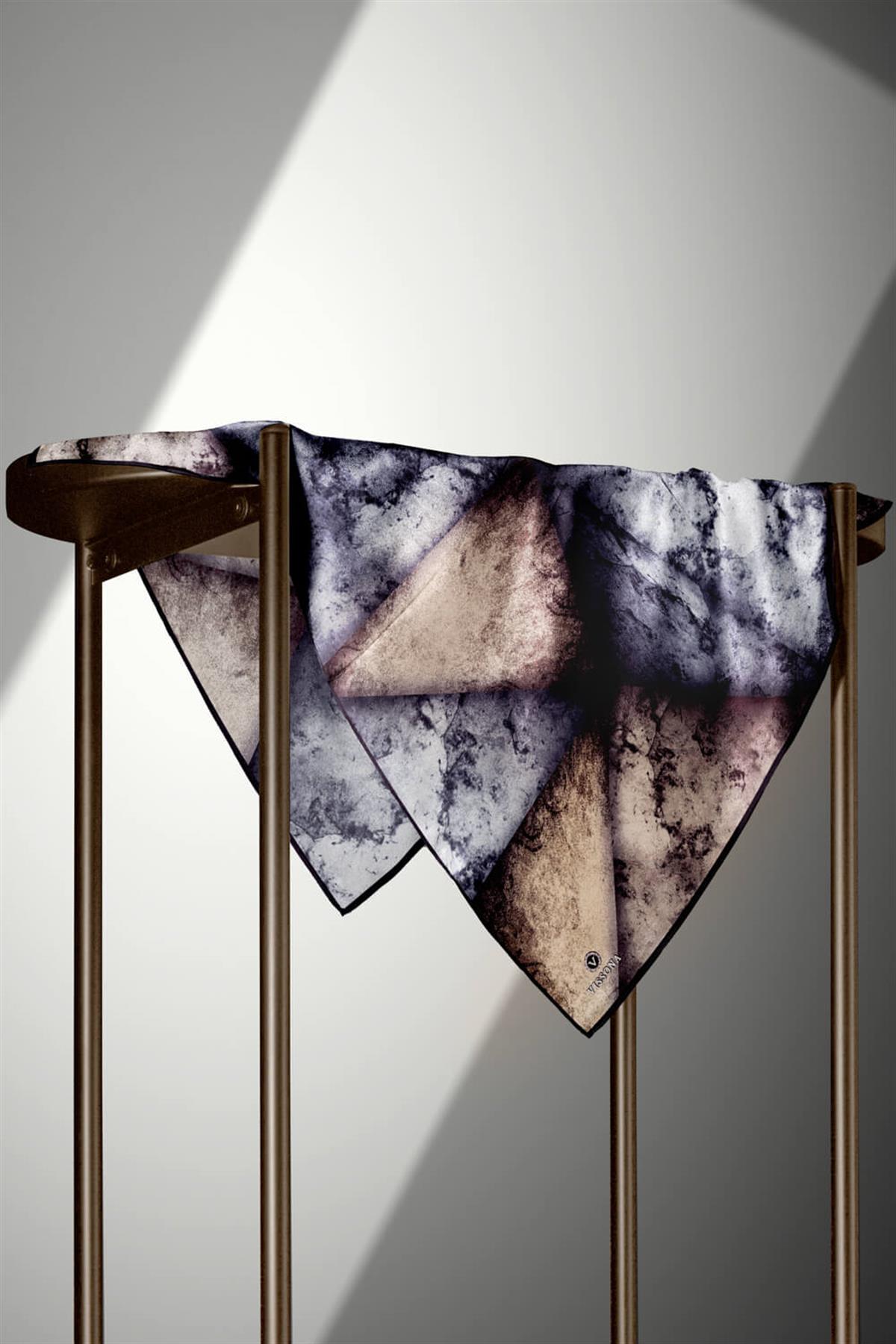 %100 Twill İpek Dokulu Ve Geometrik Desenli Bej - Gri Renkli 90x90 Eşarp Dikim Şekli : El Dikişi