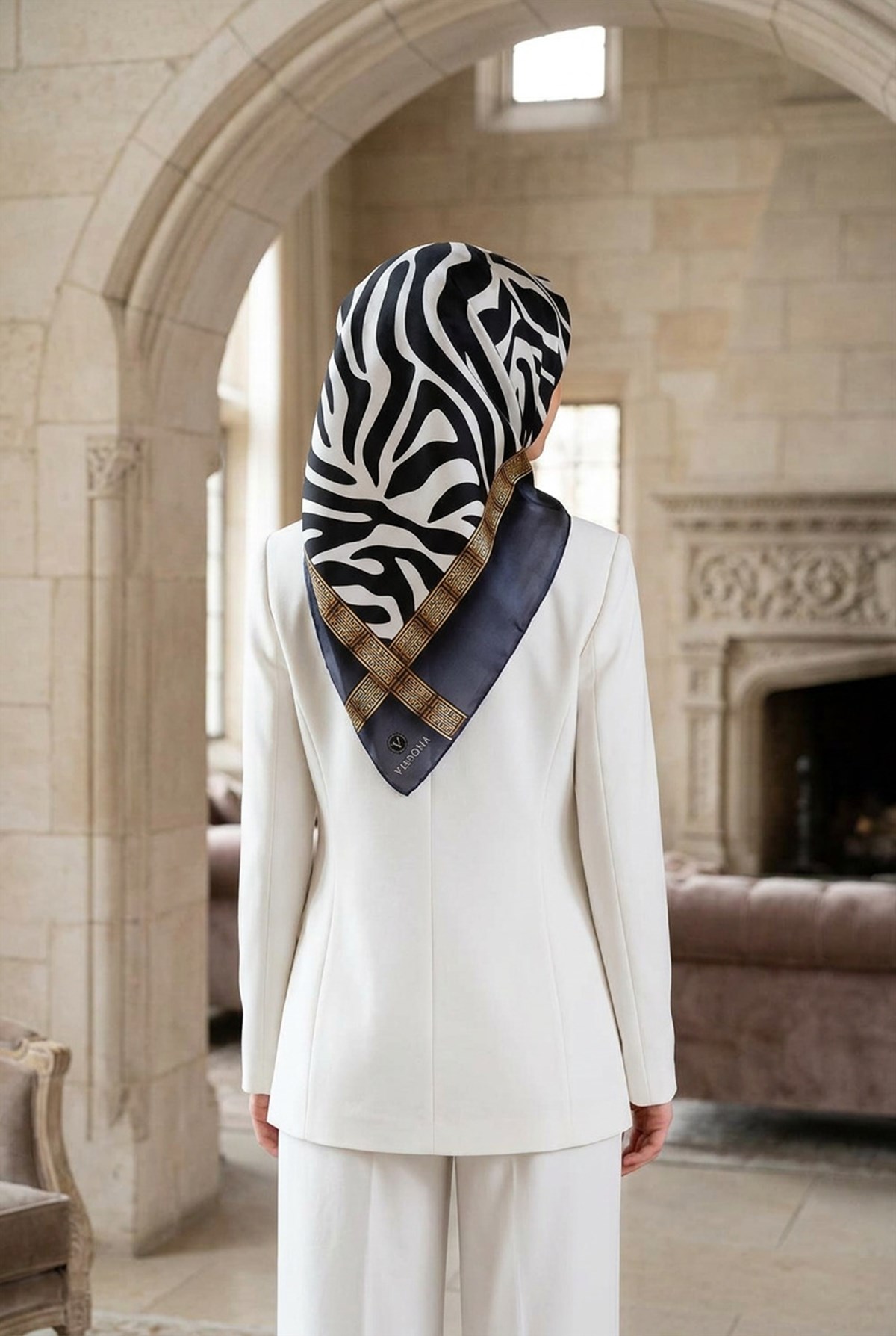 % 57 İPEK % 43 VİSKON Twill İpek Zebra Desenli Gri - Gold Renkli 90x90 Eşarp Dikim Şekli : El Dikişi