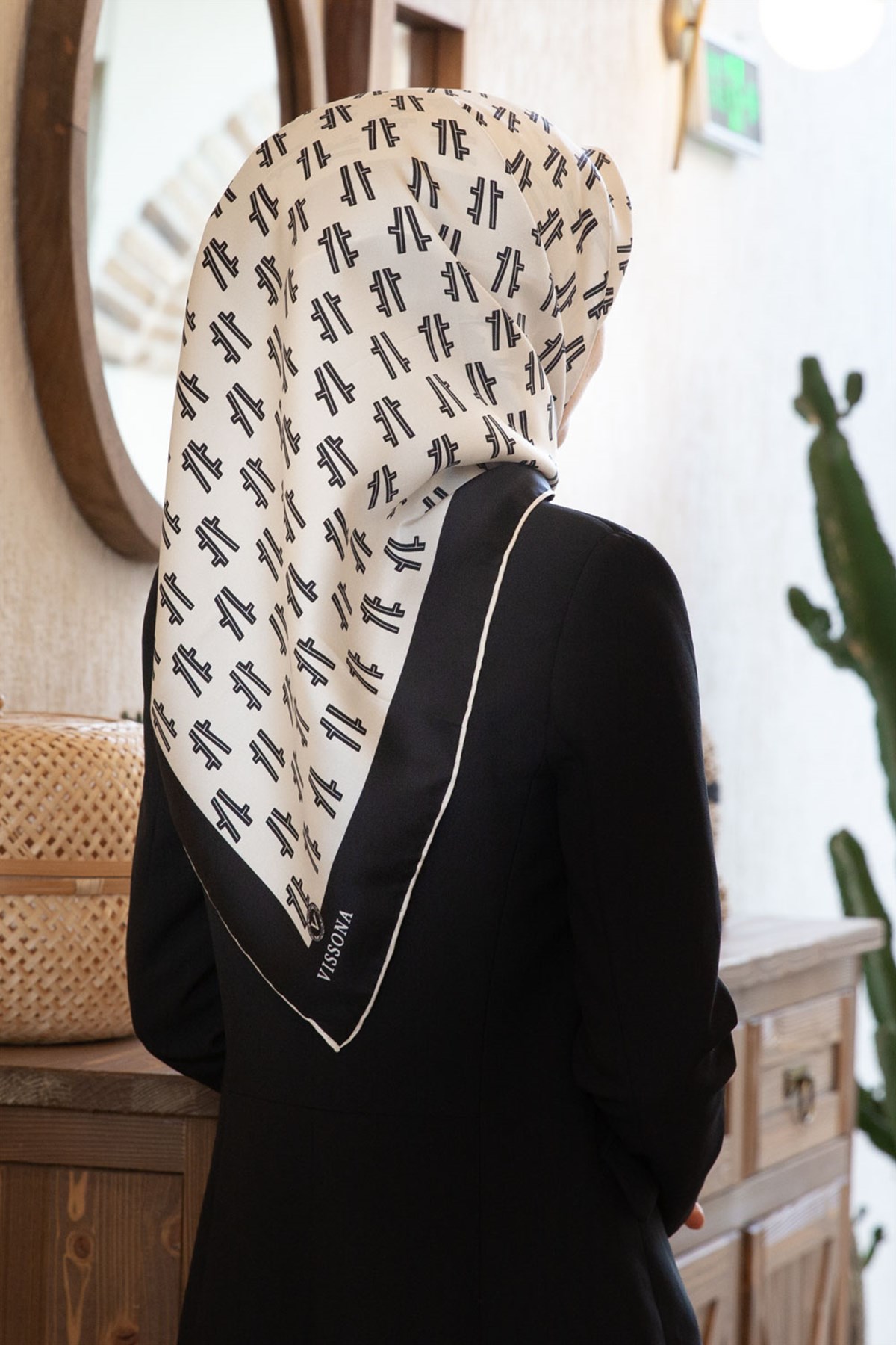 %100 Twill İpek Geometrik Desenli Krem - Siyah Renkli 90x90 Eşarp Dikim Şekli : El Dikişi