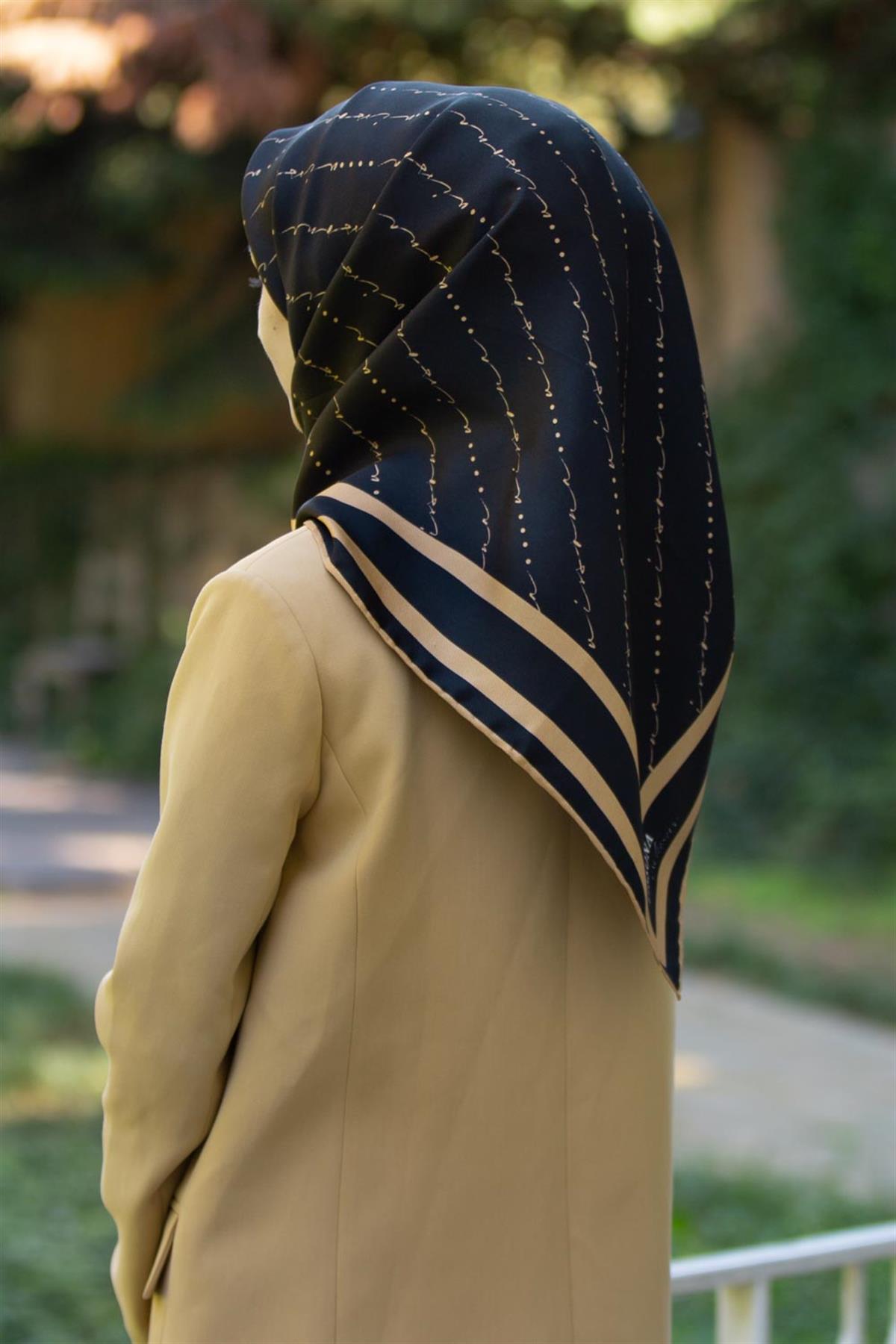 %100 Twill İpek El Yazısı Vissona Desenli Siyah - Gold Renkli Daha Tok Exclusive Serisi 90x90 Eşarp Kenar Dikiş Şekli : El Dikişi