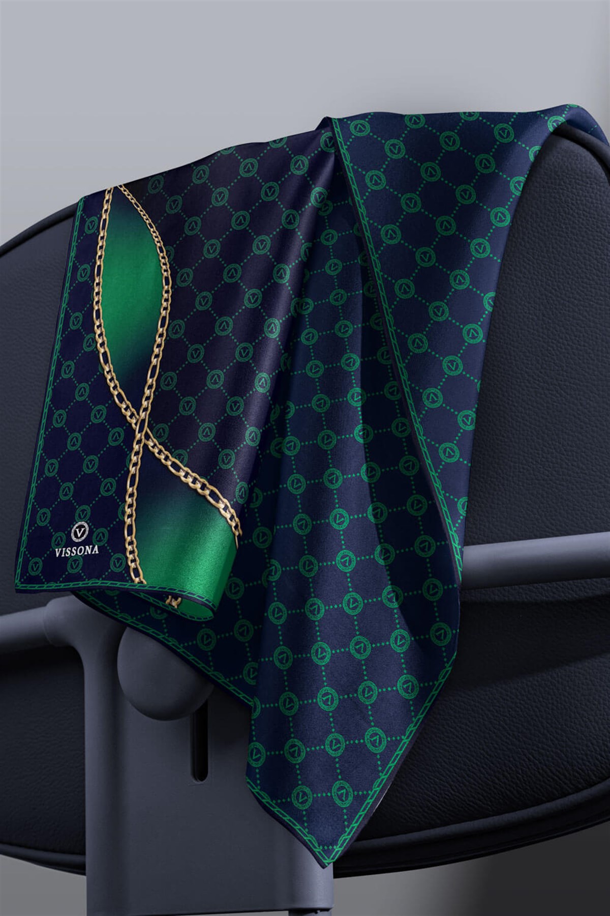 %100 Twill İpek Zincirli Ve Monogram Desenli Lacivert - Zümrüt Yeşili Renkli 90x90 Eşarp Dikim Şekli : El Dikişi