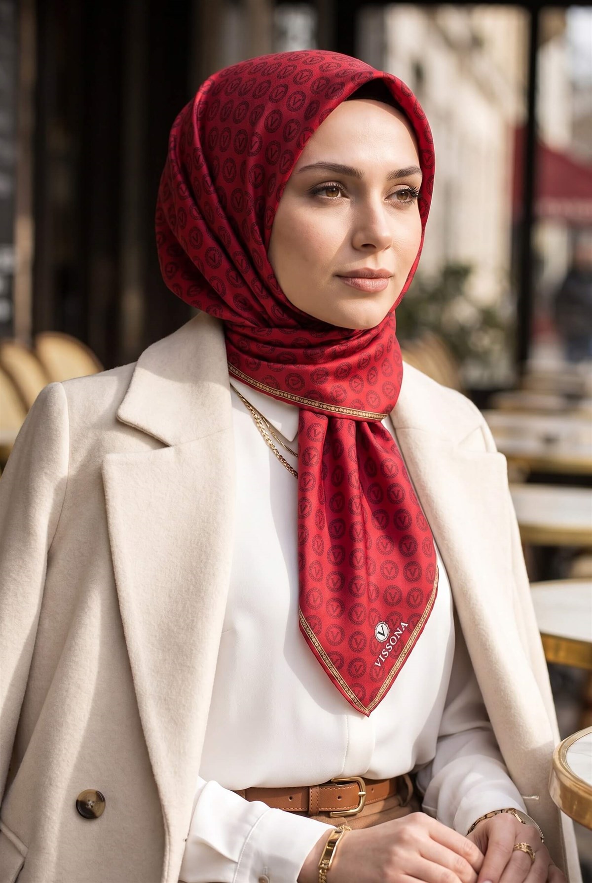 %100 Twill İpek Monogram Desenli Kırmızı Renkli 90x90 Eşarp Dikim Şekli : El Dikişi