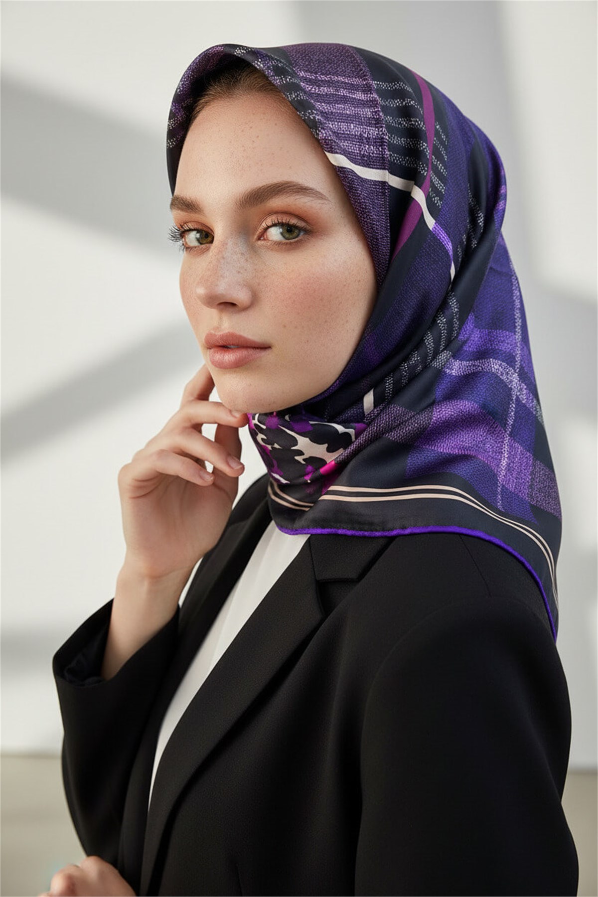 %100 Twill İpek Ekoseli Ve Leopar Desenli Siyah - Mor Renkli 90x90 Eşarp Dikim Şekli : El Dikişi