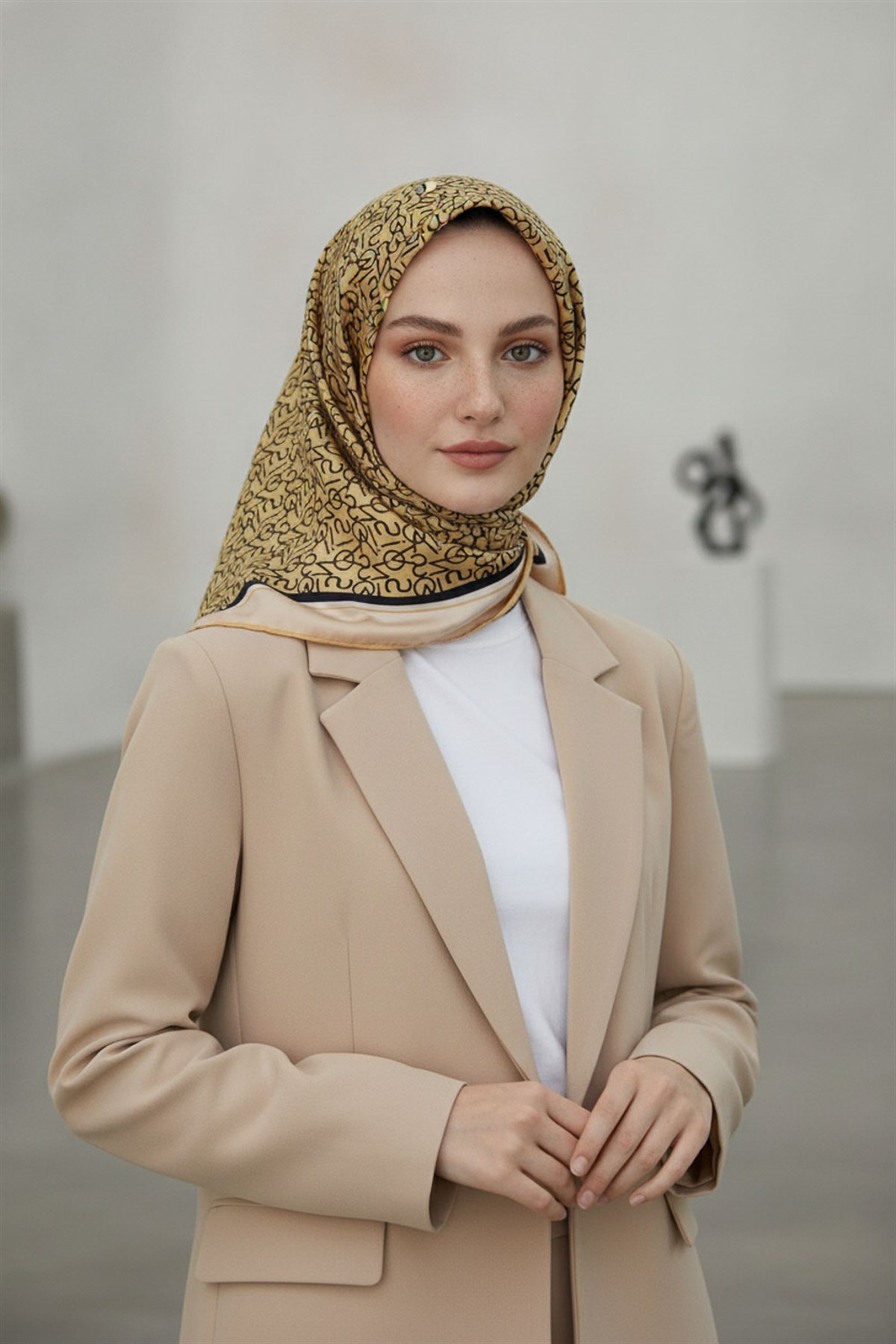 %100 Twill İpek Harf Desenli Gold - Siyah Renkli 90x90 Eşarp Dikim Şekli : El Dikişi