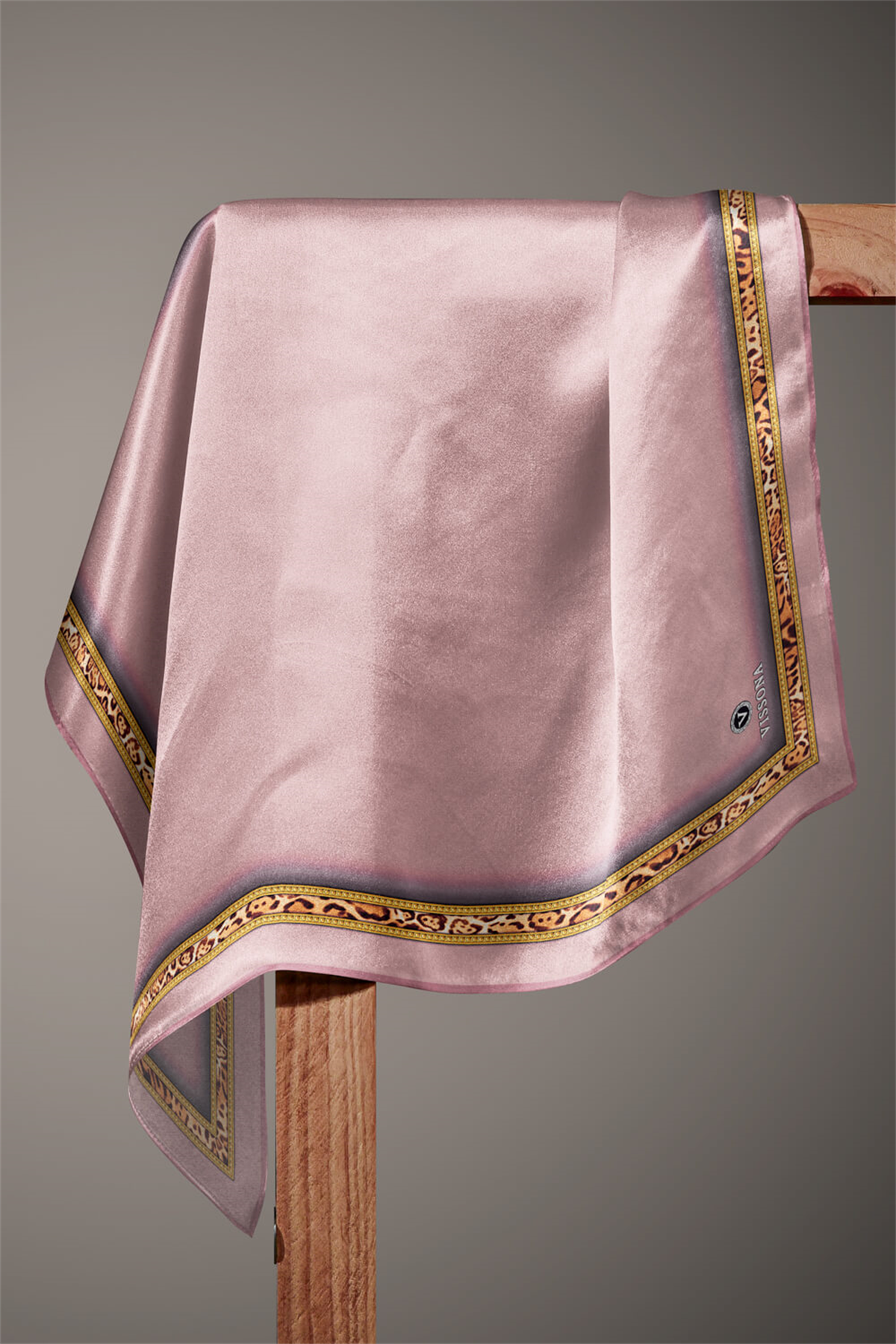 %100 Twill İpek Bordürü Leoparlı Düz Desenli Pudra - Gold Renkli 90x90 Eşarp Dikim Şekli : El Dikişi