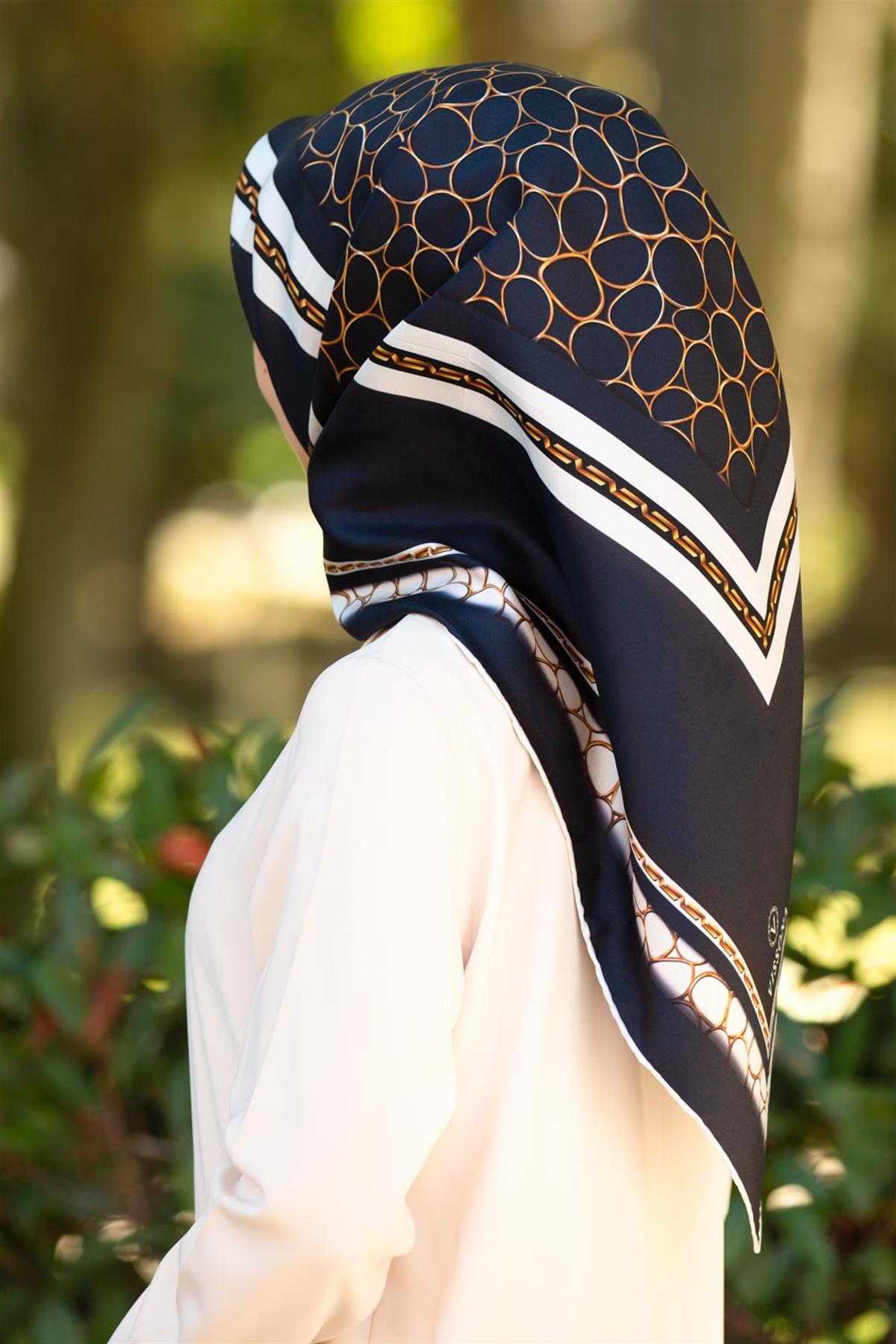 %100 Twill İpek Gold Halka Desenli Lacivert - Krem Renkli 90x90 Eşarp Dikim Şekli : El Dikişi