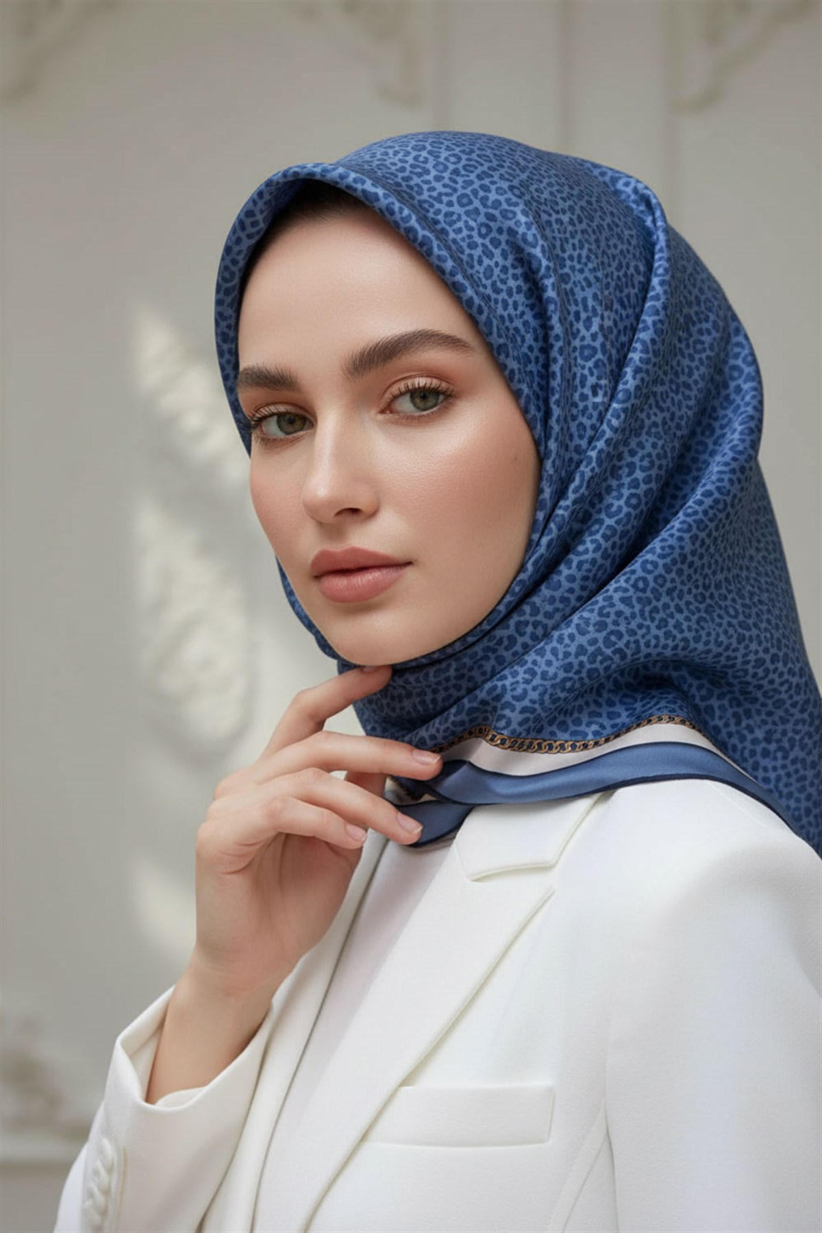 %100 Twill İpek Leopar Desenli İndigo - Krem Renkli 90x90 Eşarp Dikim Şekli : El Dikişi
