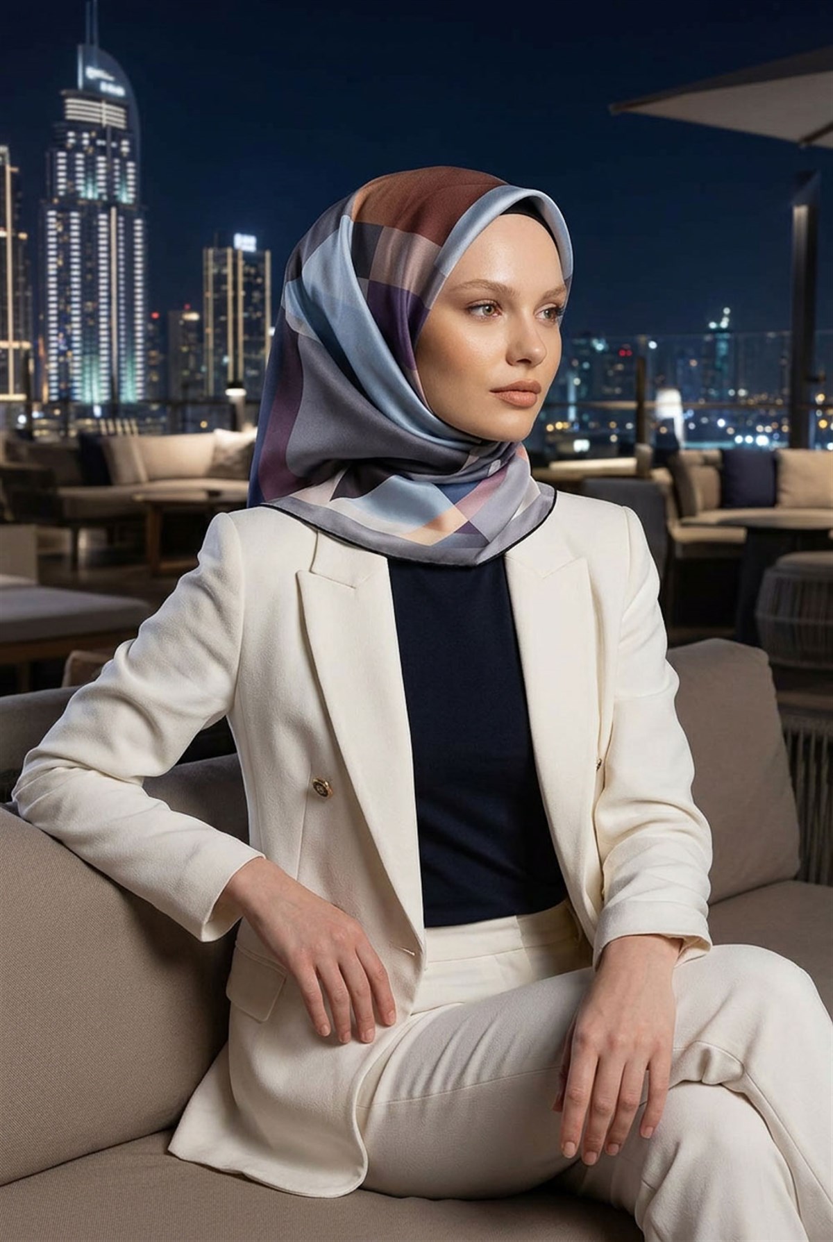 % 57 İPEK % 43 VİSKON Twill İpek Geometrik Desenli Gri - Bebe Mavisi Renkli 90x90 Eşarp Dikim Şekli : El Dikişi