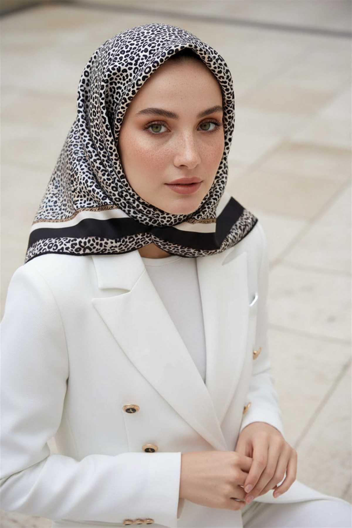 %100 Twill İpek Leopar Desenli Krem - Siyah Renkli 90x90 Eşarp Dikim Şekli : El Dikişi