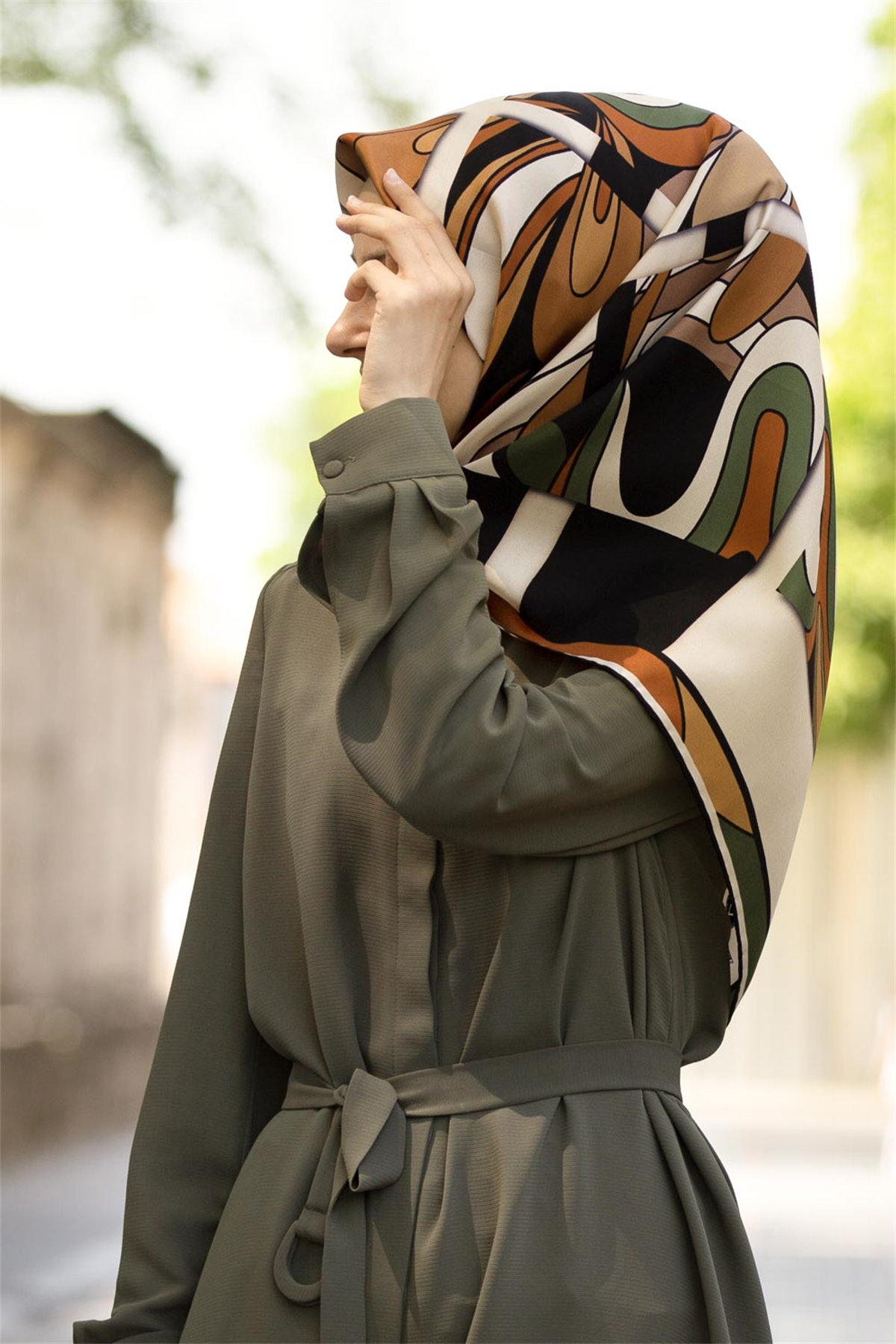 % 57 İPEK % 43 VİSKON Twill İpek Geometrik Desenli Taba - Haki Renkli 90x90 Dikim Şekli : El Dikişi Eşarp