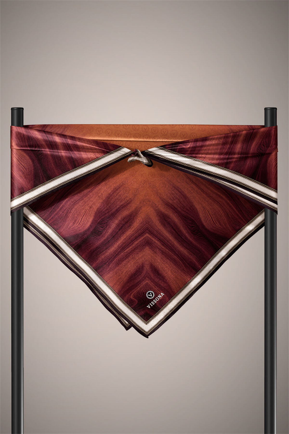 100% Twill İpek Monogram Desenli Taba Renkli 90x90 Dikim Şekli : El Dikişi Eşarp