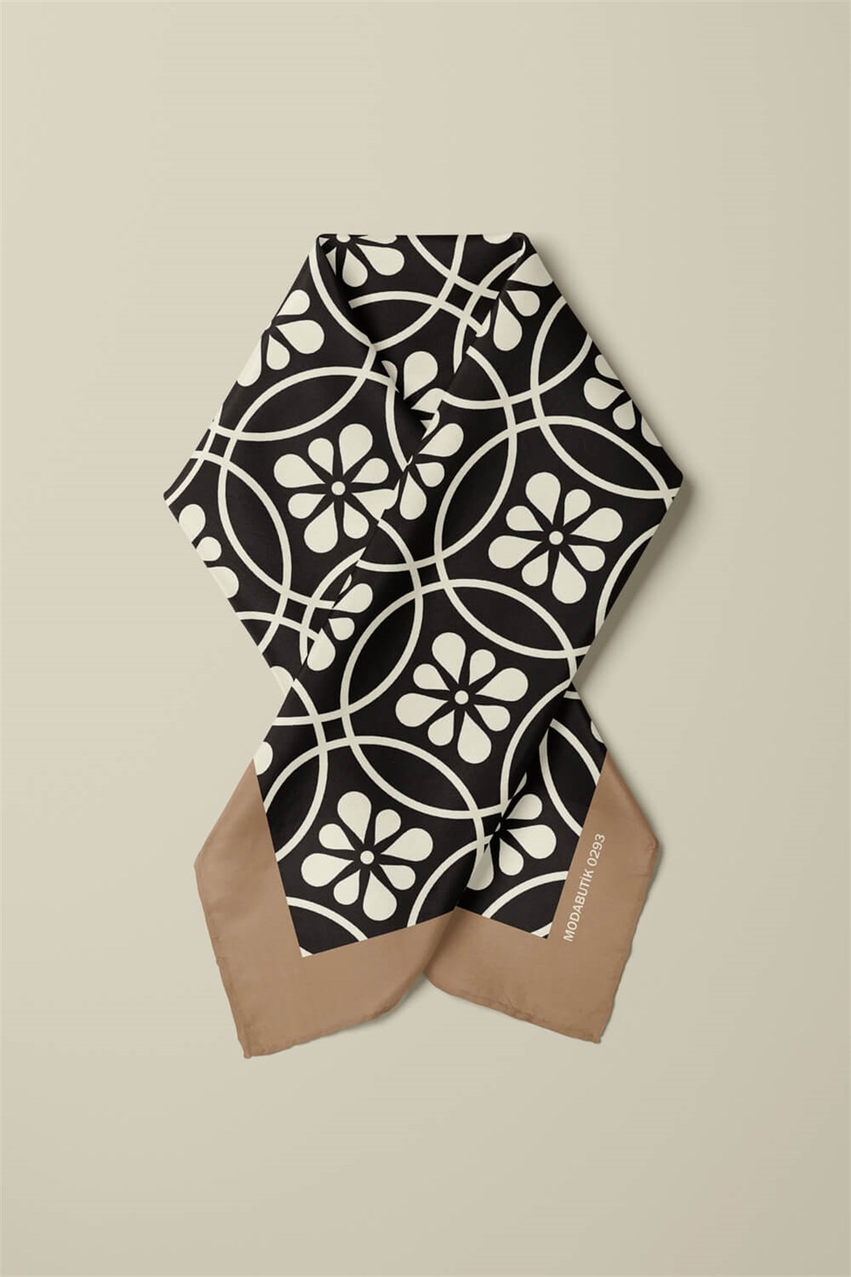 D104 Kadın Çiçek Desenli Bandana 50x50 Siyah Beyaz
