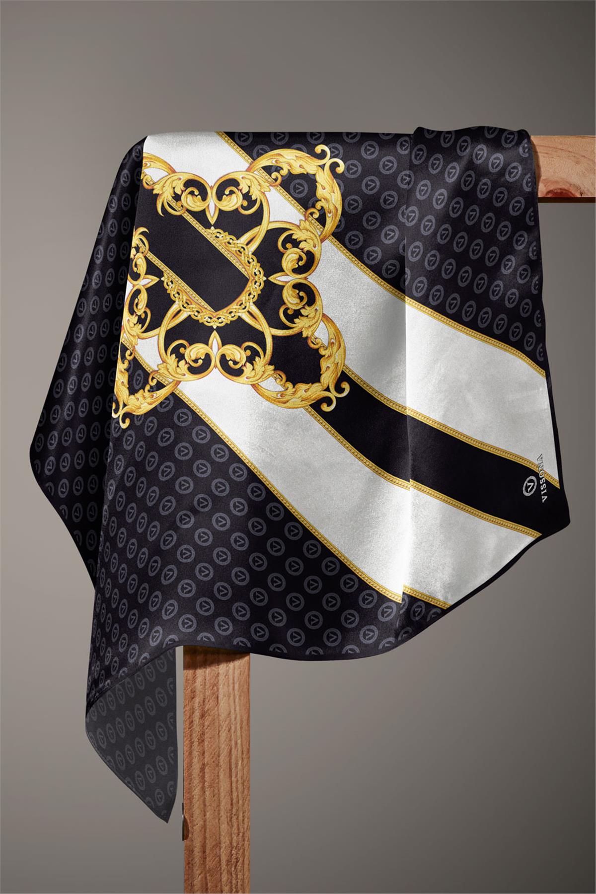 %100 Twill İpek Monogram Ve Barok Desenli Siyah - Krem Renkli 90x90 Eşarp Dikim Şekli : El Dikişi