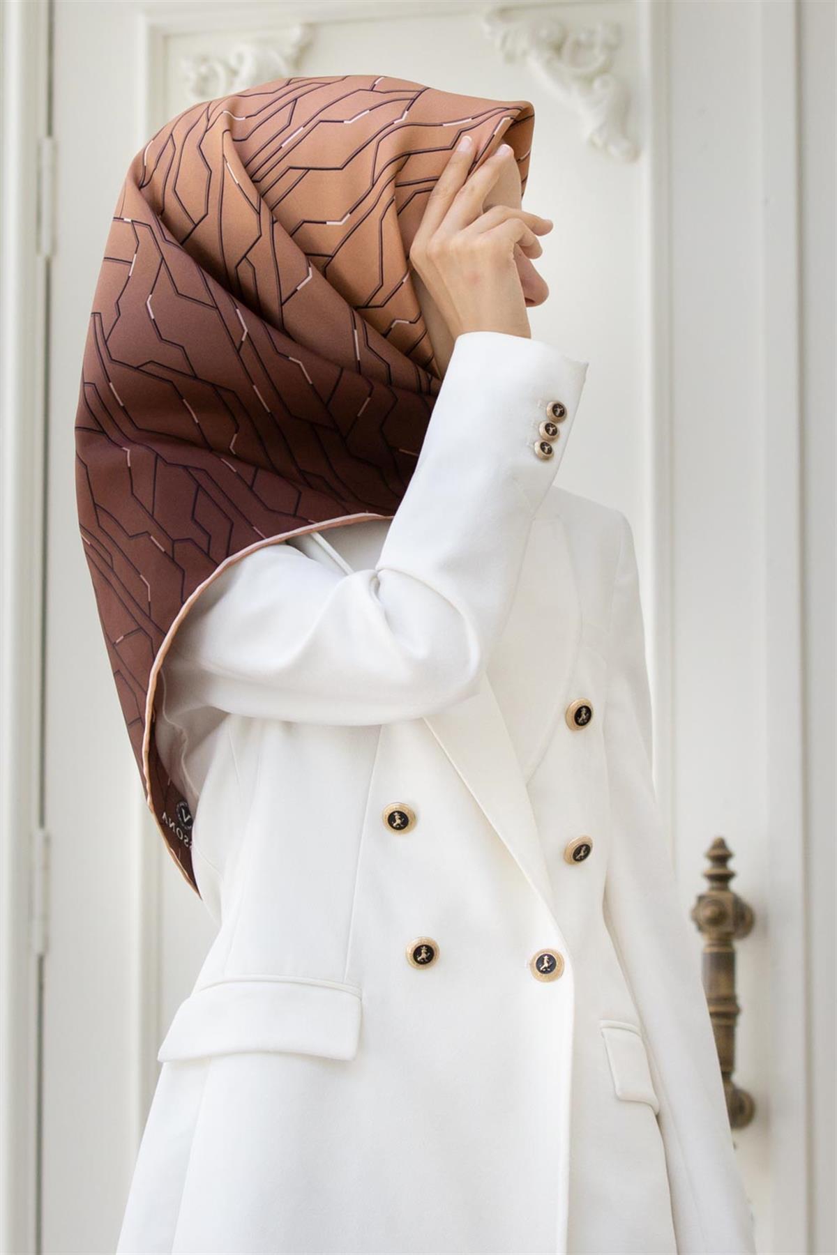 % 57 İPEK % 43 VİSKON Twill İpek Geometrik Desenli Bakır Renkli 90x90 Eşarp Dikim Şekli : El Dikişi