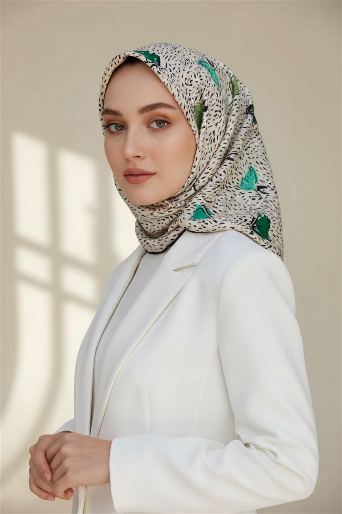 %100 Twill İpek Çıtır Çiçek Desenli Haki - Krem Renkli 90x90 Eşarp Dikim Şekli : El Dikişi
