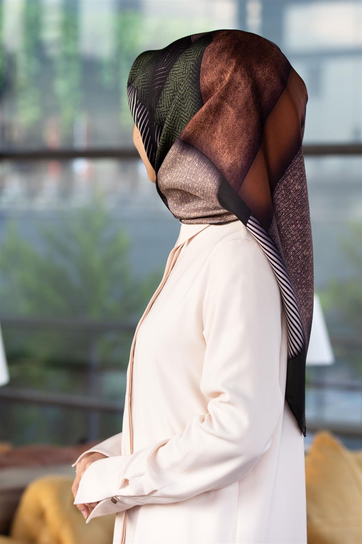 %100 Twill İpek Dokulu ve Geometrik Desenli Haki - Vizon Yeşili Renkli 90x90 Eşarp Dikim Şekli : El Dikişi