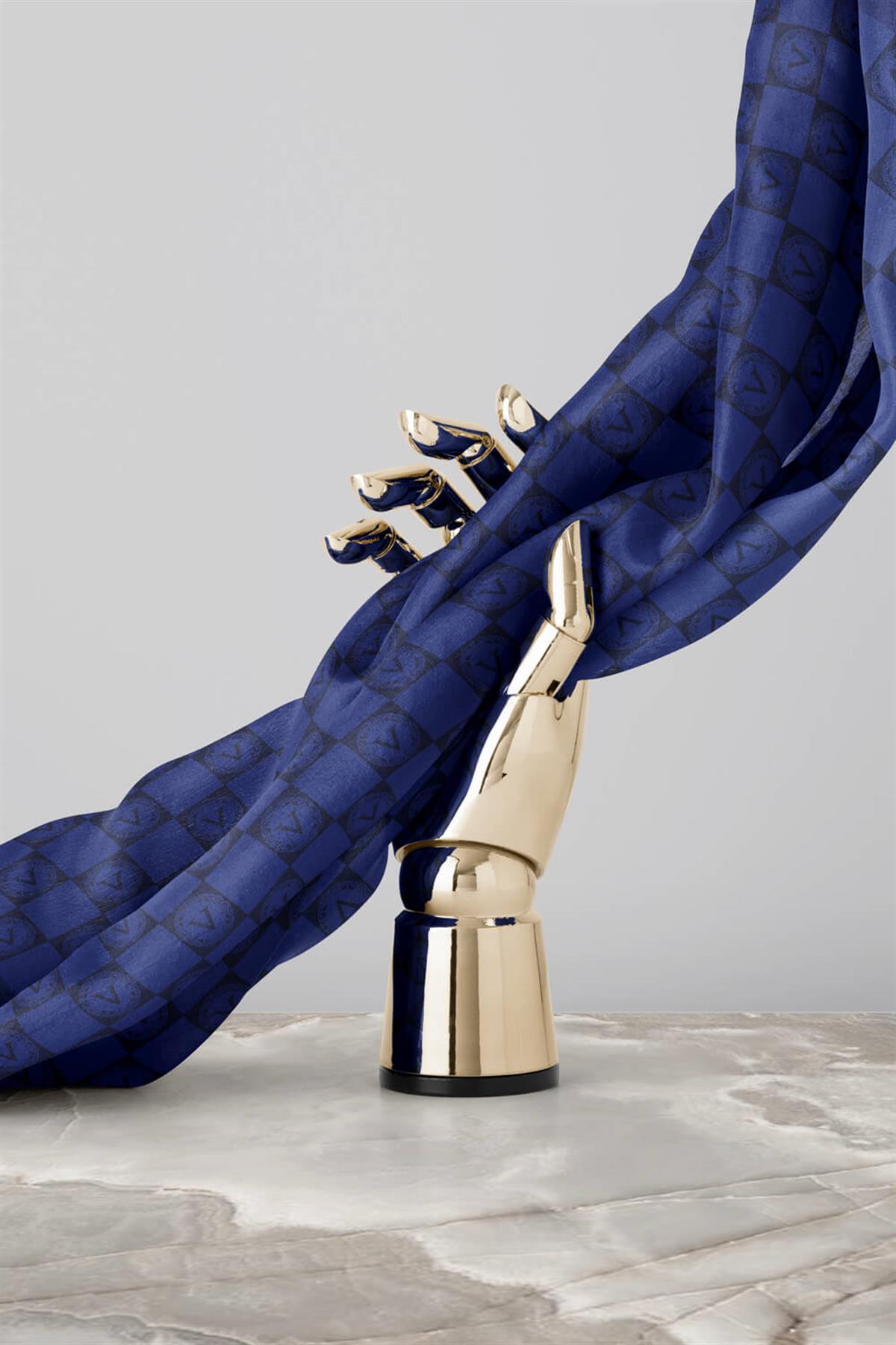 %100 Twill İpek Monogram Desenli Saks Renkli 90x90 Eşarp Dikim Şekli : El Dikişi