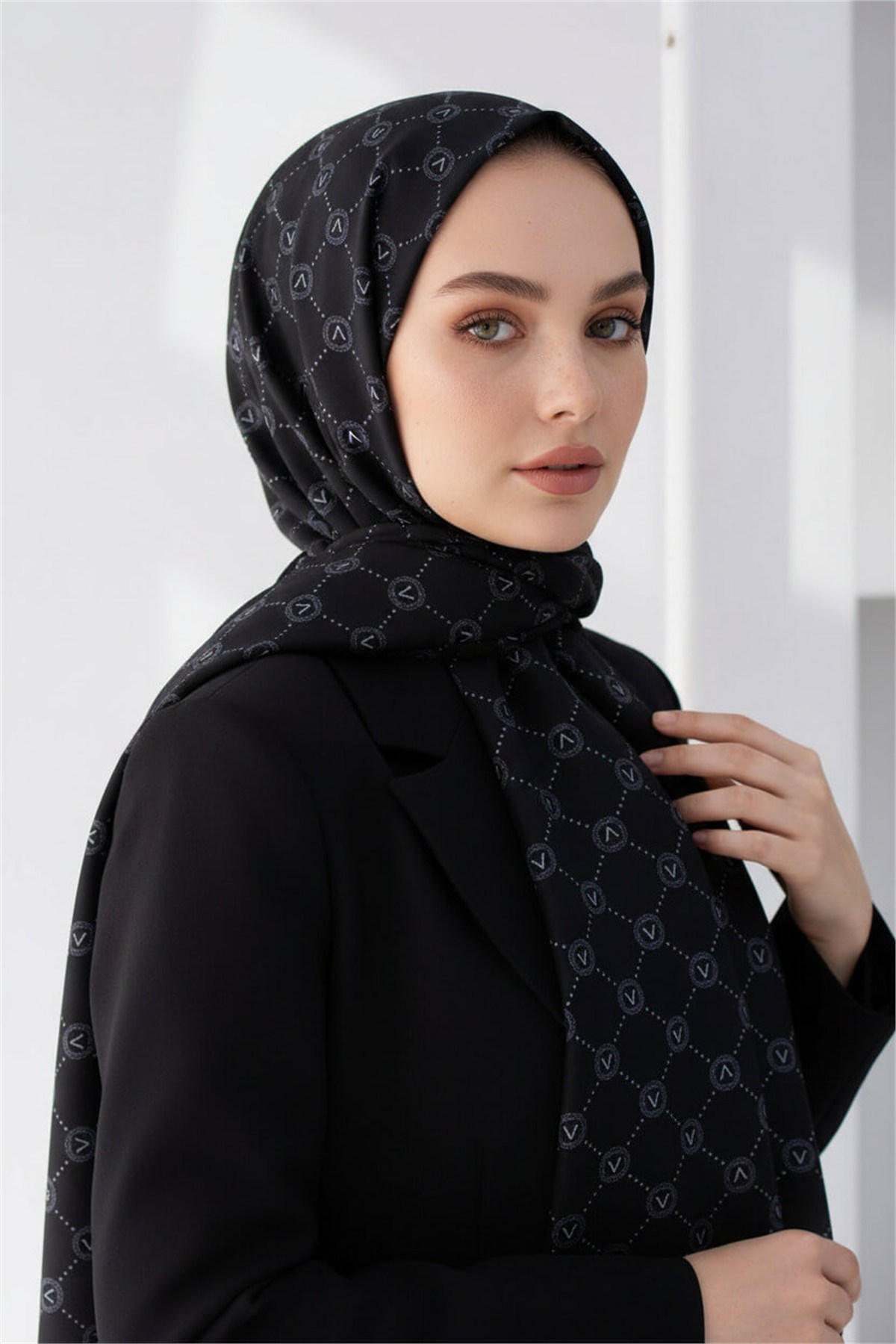 %100 Saf İpek Şal İnce Saten Vual Dokuma V Logo Desenli Siyah - Gri Renkli 90x210 Şal