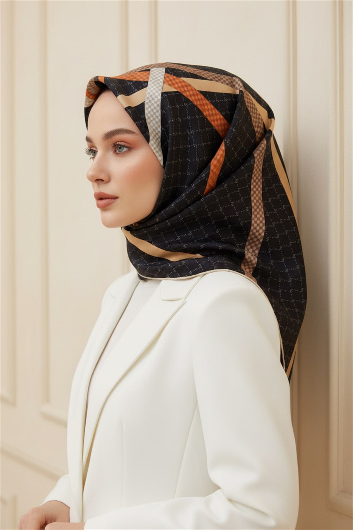%57 İPEK %43 VİSKON Twill İpek Monogram Ve Şerit Desenli Siyah - Taba Renkli 90x90 Eşarp Dikim Şekli : El Dikişi