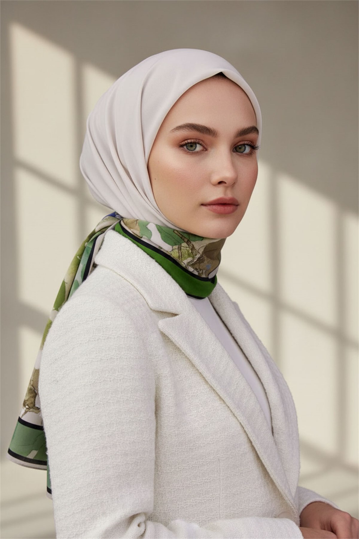 KREP ÇİÇEK DESENLİ ZÜMRÜT YEŞİLİ - İNDİGO RENKLİ 75X195 KIRIŞMAZ ŞAL