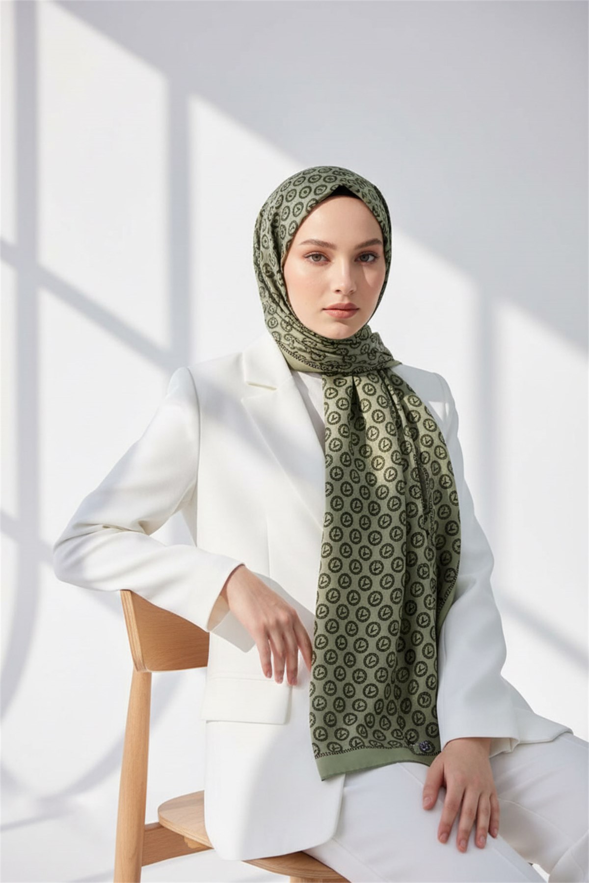 KREP DEGRADELİ MONOGRAM DESENLİ HAKİ RENKLİ 75X195 KIRIŞMAZ ŞAL