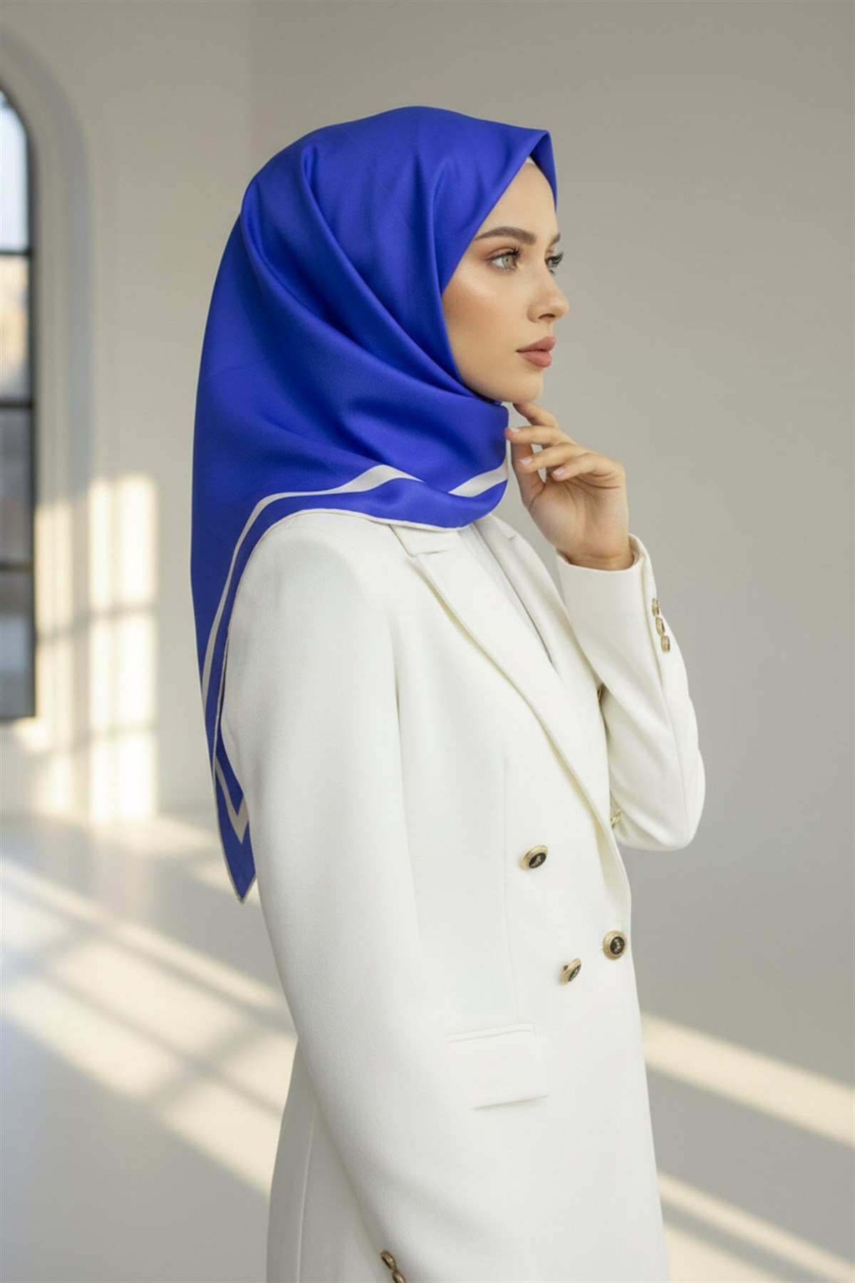 100% Twill İpek Düz Renk Bordür Desenli Saks - Krem Renkli Daha Tok Exclusive Serisi 90x90 Dikim Şekli : El Dikişi Eşarp