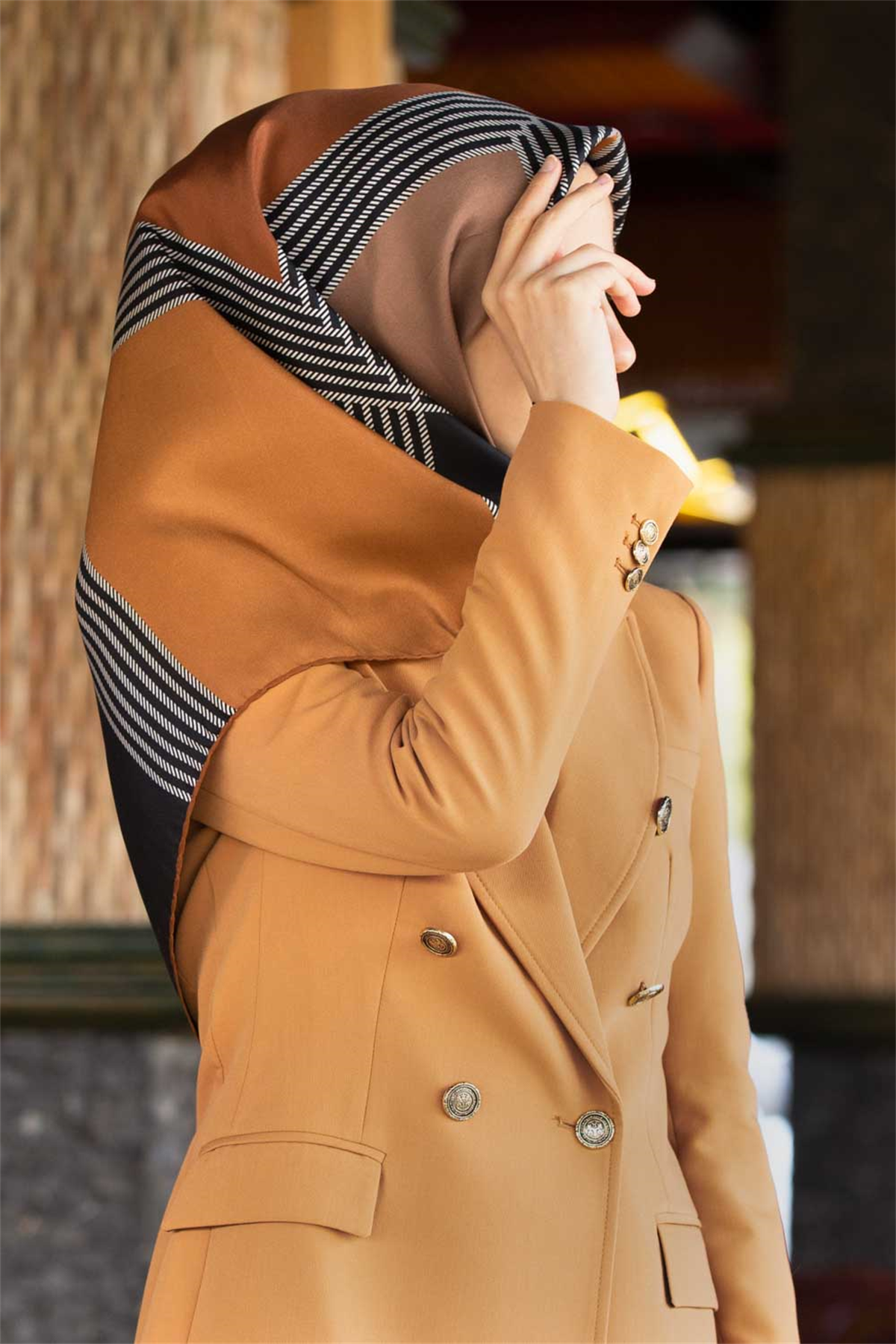 %100 Twill İpek Geometrik Desenli Hardal Renkli 90x90 Eşarp Dikim Şekli : El Dikişi