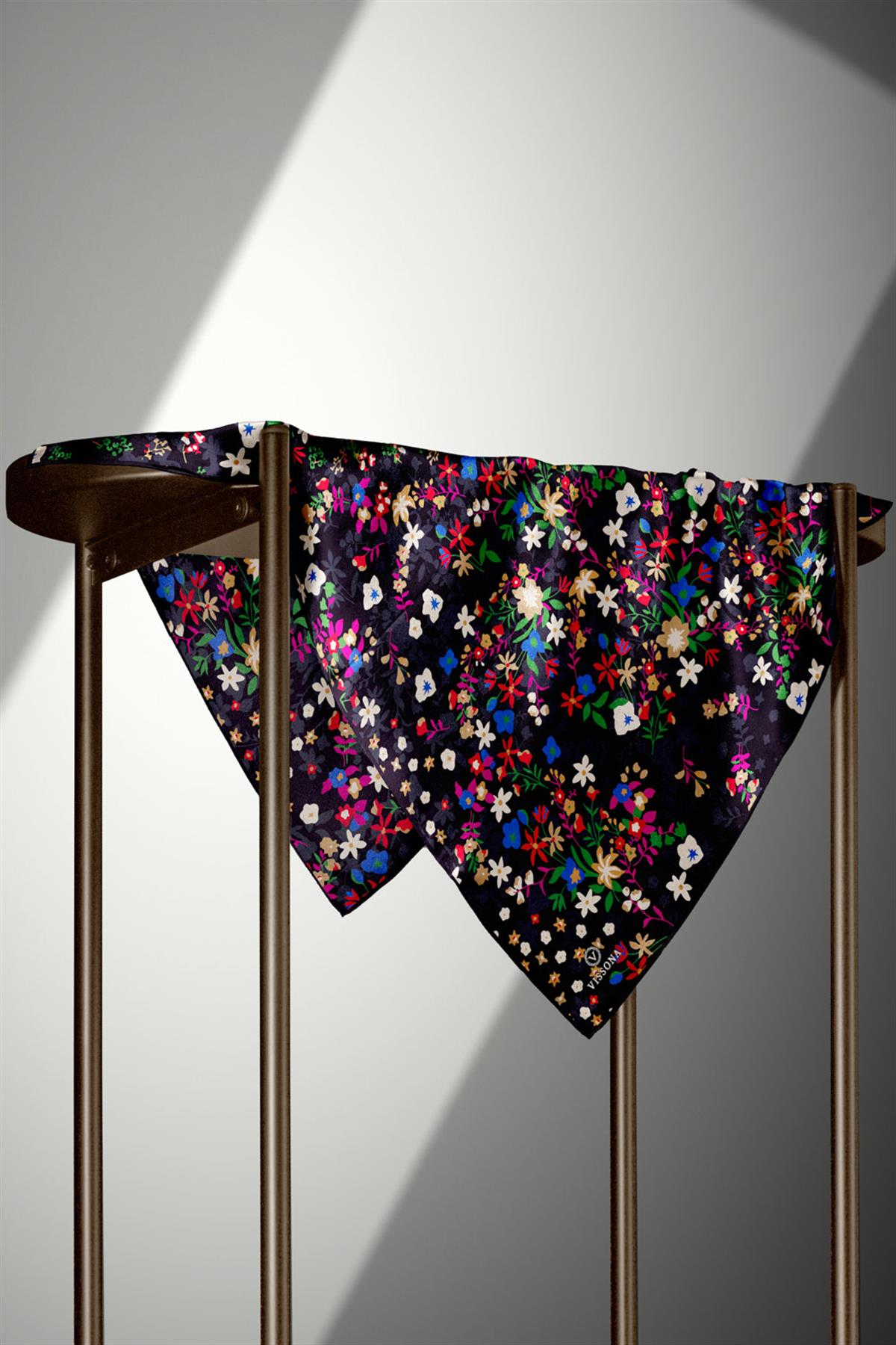 %100 Twill İpek Çıtır Çiçek Desenli Siyah - Fuşya Renkli 90x90 Eşarp Dikim Şekli : El Dikişi