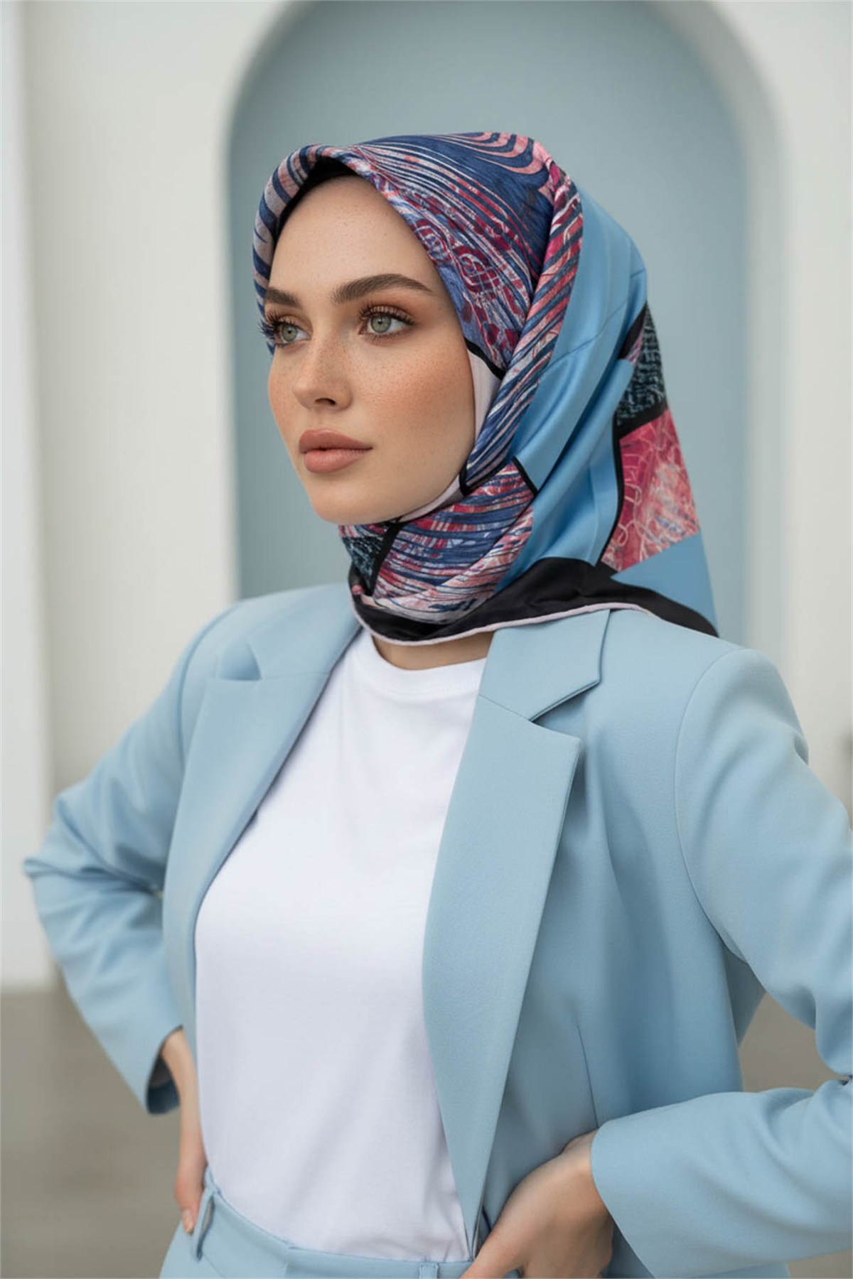 Twill Dalgalı Geometrik Desenli Petrol Mavisi Renkli 90x90 Eşarp (İpek İçermez) Kenar Dikiş Şekli El Dikişli