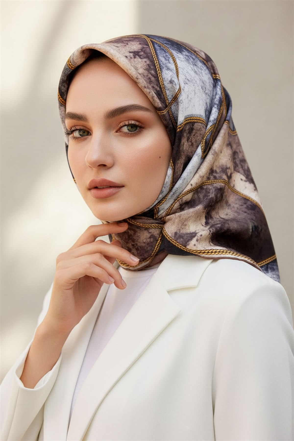 % 57 İPEK % 43 VİSKON Twill İpek Zincirli Mermer Desenli Bej - Gri Renkli 90x90 Eşarp Dikim Şekli : El Dikişi