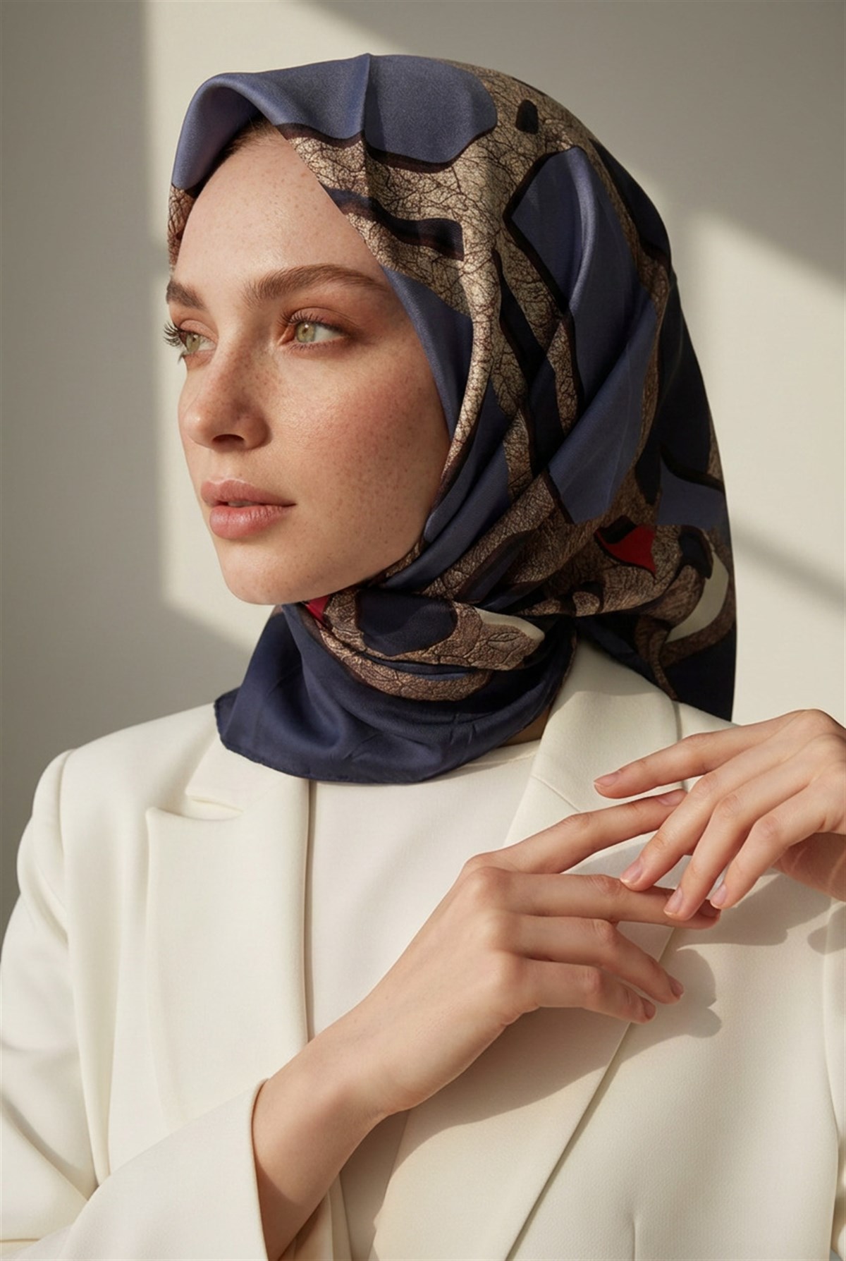 % 57 İPEK % 43 VİSKON Twill İpek Gold Efektli Geometrik Desenli Lacivert - Bordo Renkli 90x90 Eşarp Dikim Şekli : El Dikişi