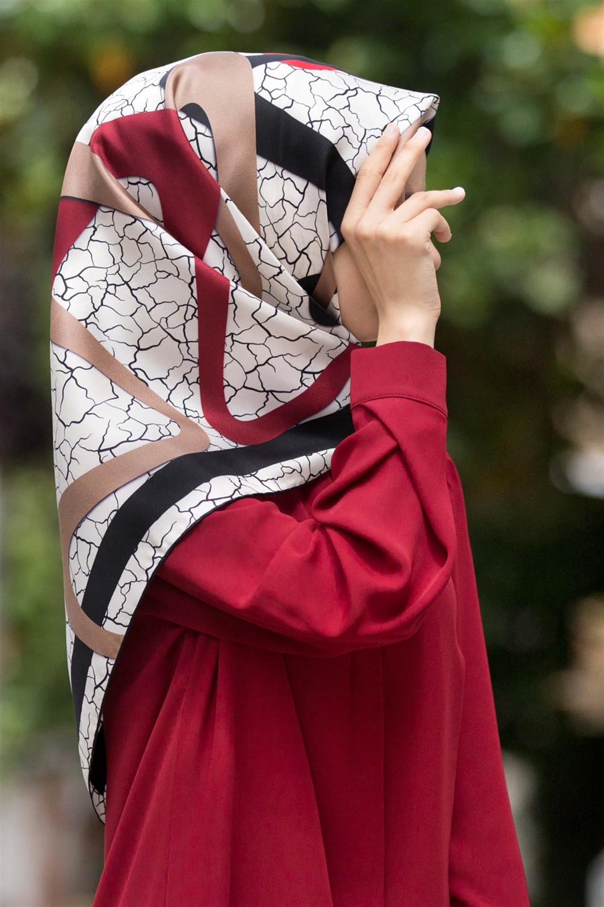 %100 Twill İpek Geometrik Ve Çatlak Desenli Bordo - Siyah Renkli 90x90 Eşarp Dikim Şekli : El Dikişi