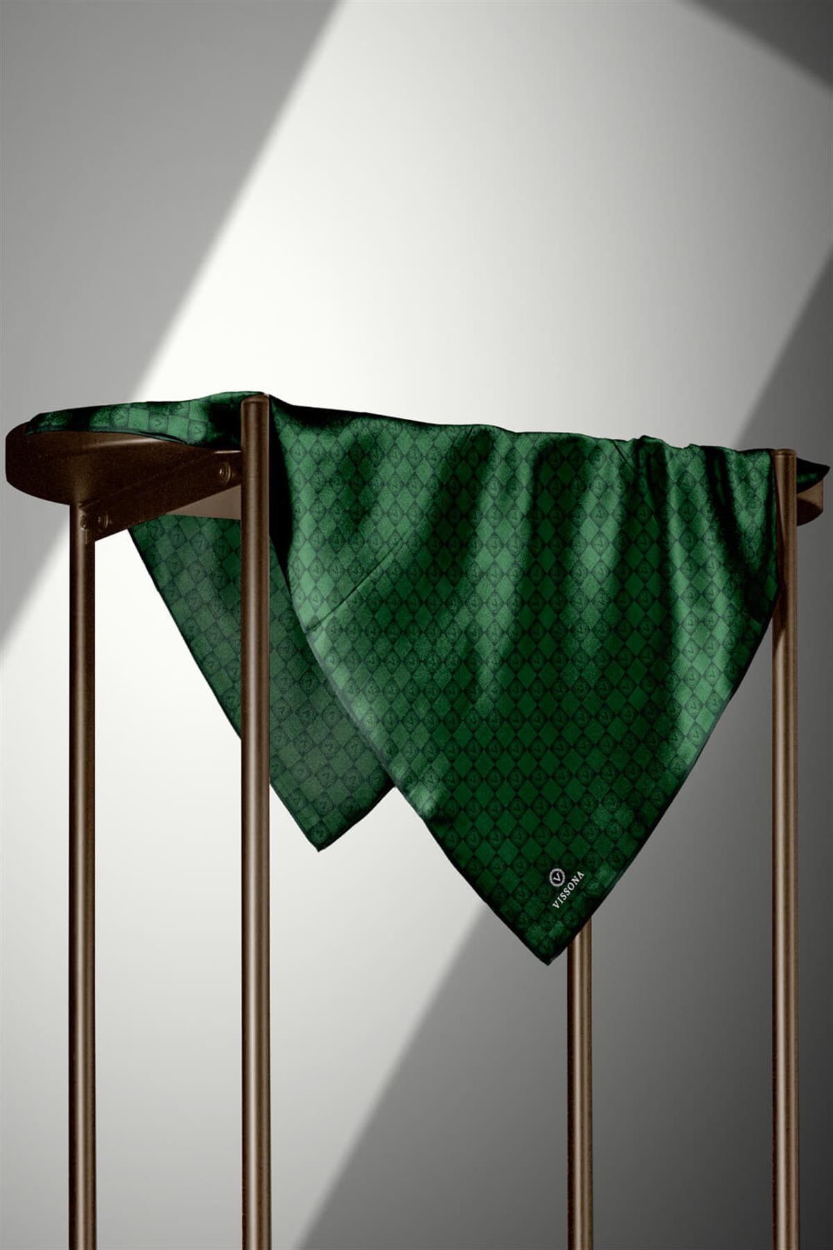 %100 Twill İpek Monogram Desenli Zümrüt Yeşili Renkli 90x90 Eşarp Dikim Şekli : El Dikişi