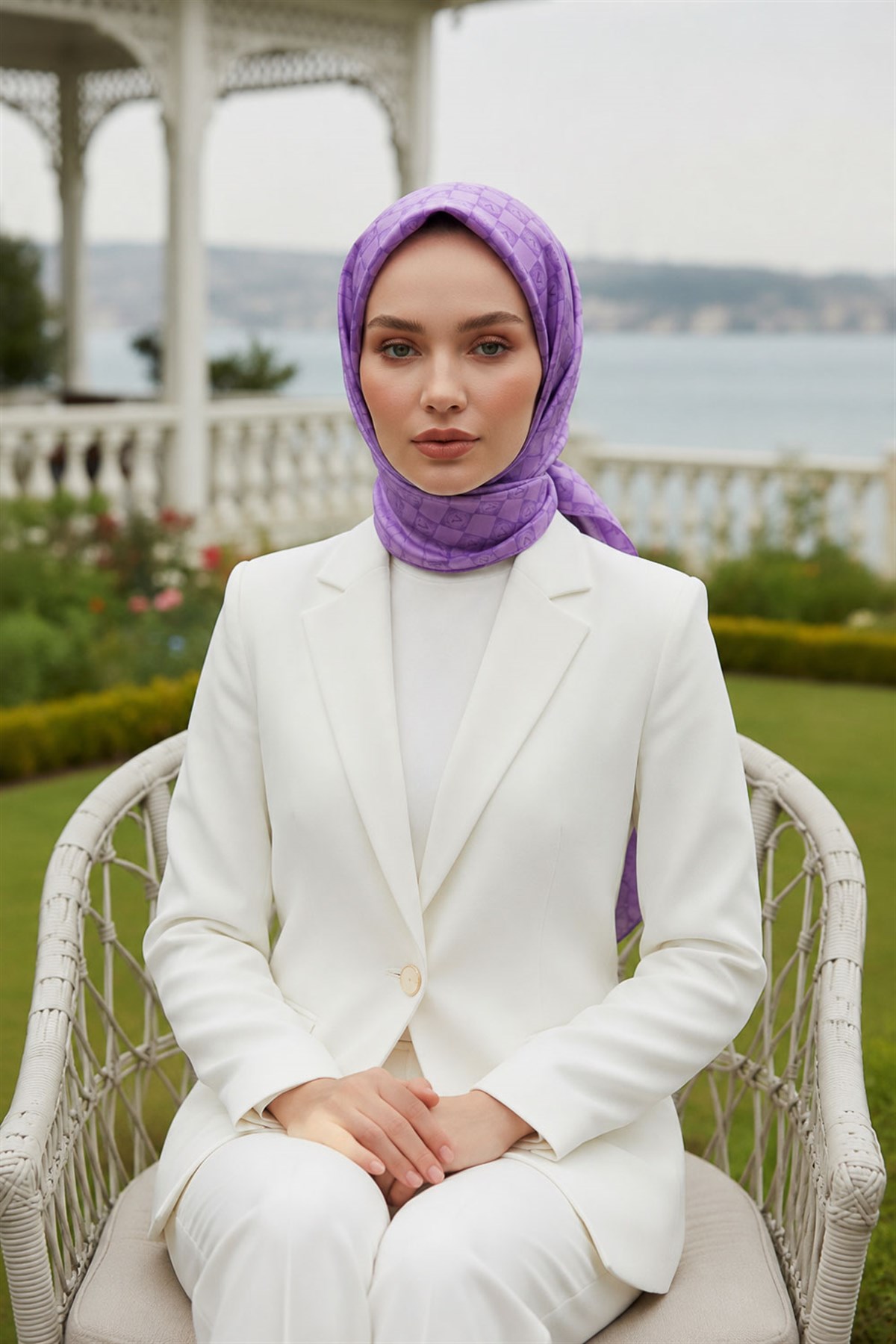 %100 Twill İpek Monogram Desenli Lila Renkli 90x90 Eşarp Dikim Şekli : El Dikişi