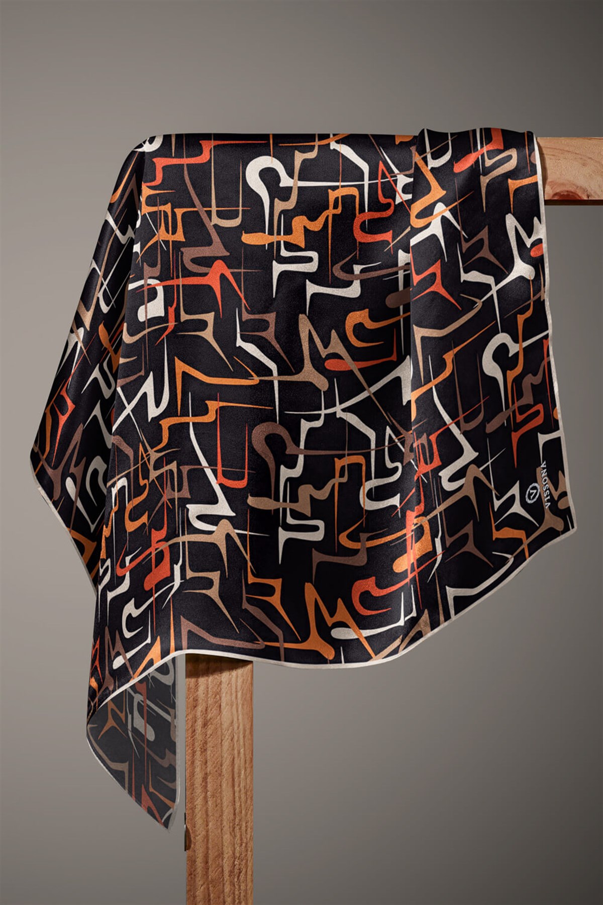 % 57 İPEK % 43 VİSKON Twill İpek Soyut Geometrik Desenli Taba - Sütlü Kahve Renkli 90x90 Eşarp Dikim Şekli : El Dikişi