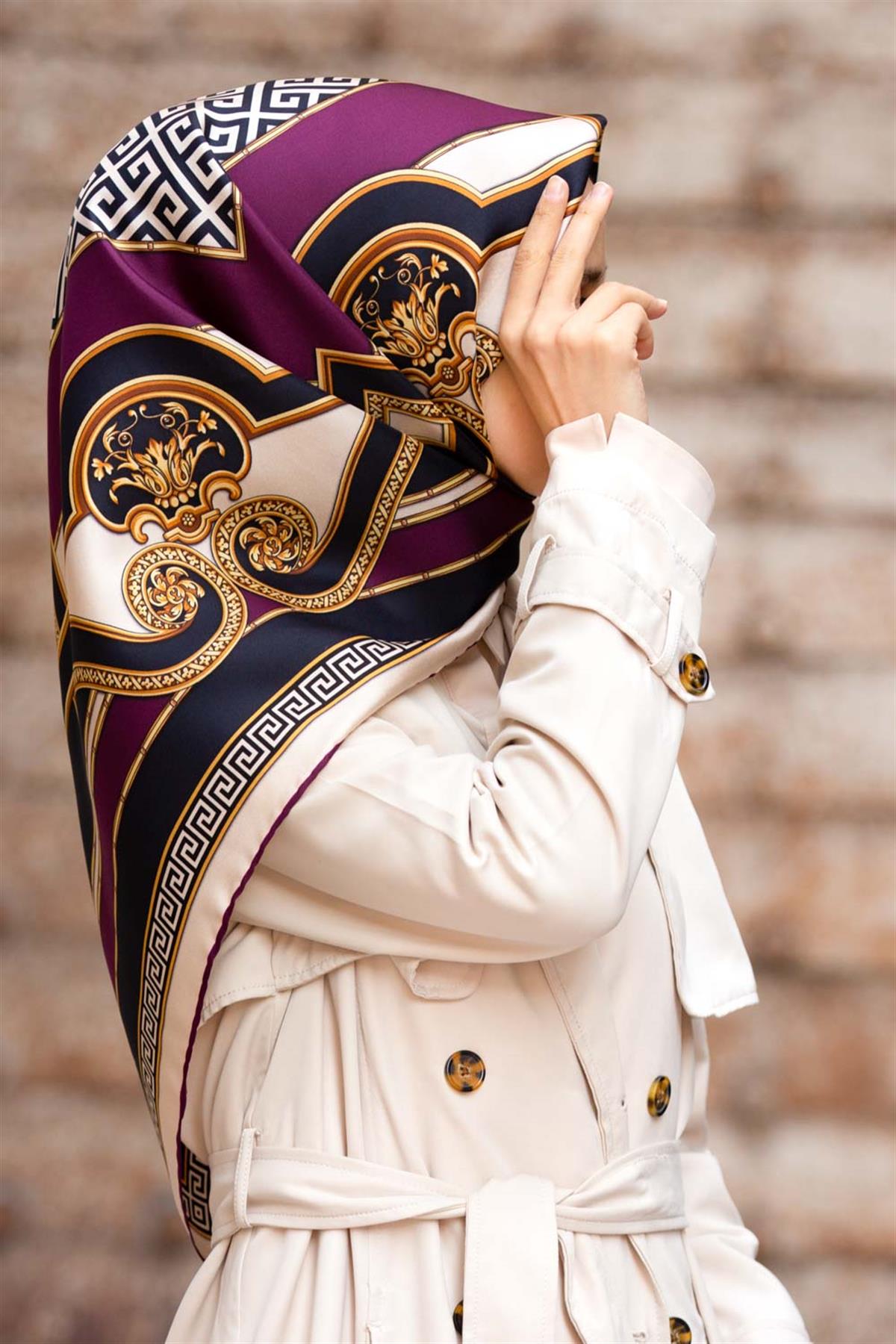 %100 Twill İpek Barok Desenli Mürdüm - Lacivert Renkli 90x90 Eşarp Dikim Şekli : El Dikişi