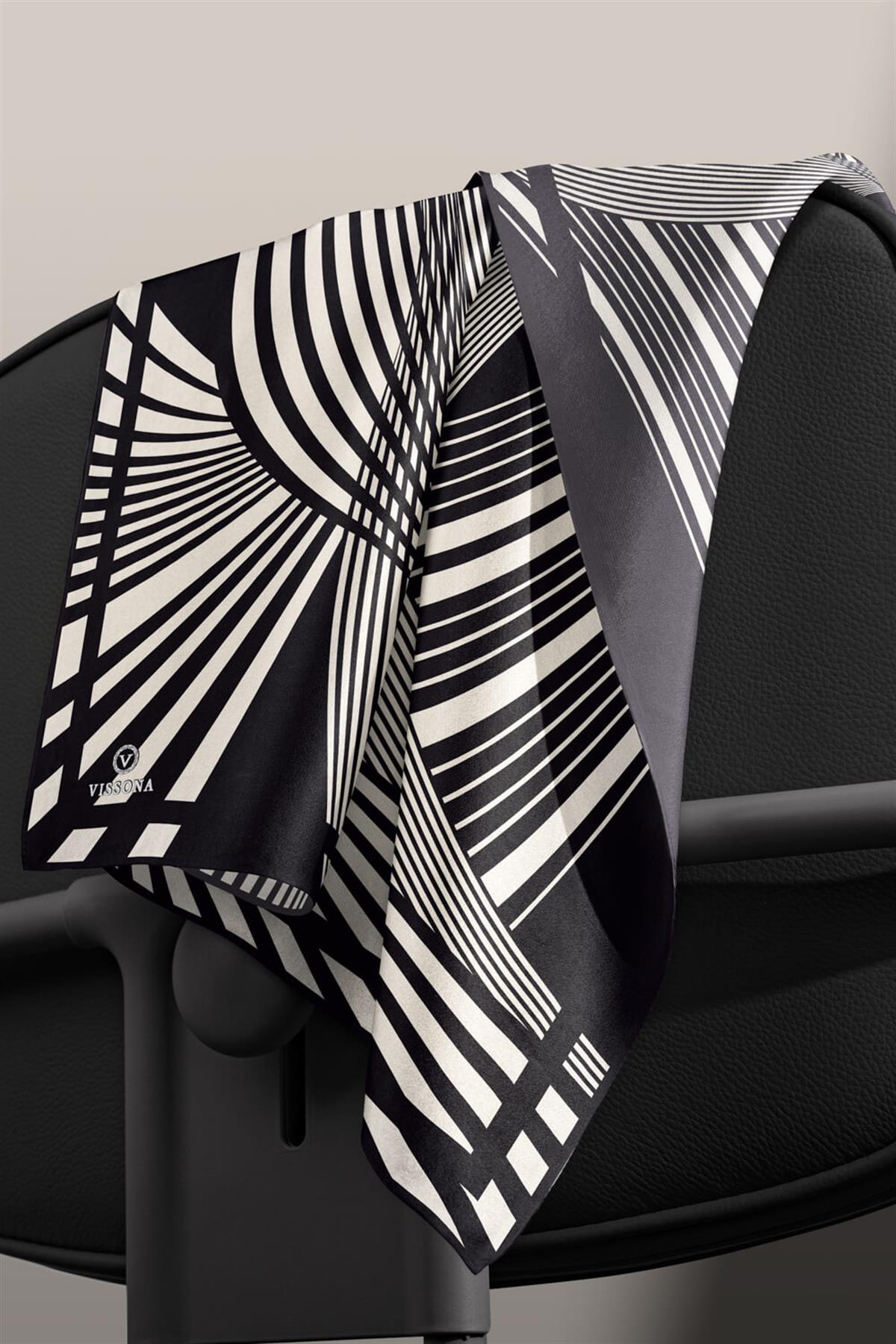 %100 Twill İpek Çizgili Desenli Siyah - Krem Renkli 90x90 Eşarp Dikim Şekli : El Dikişi