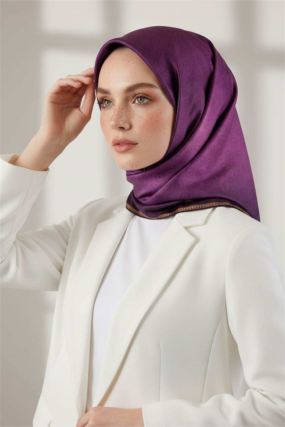 Rayon Degra Desenli Mürdüm Renkli 90x90 Dikim Şekli : El Dikişi Eşarp (İpek İçermez) Kenar Dikiş Şekli El Dikişli