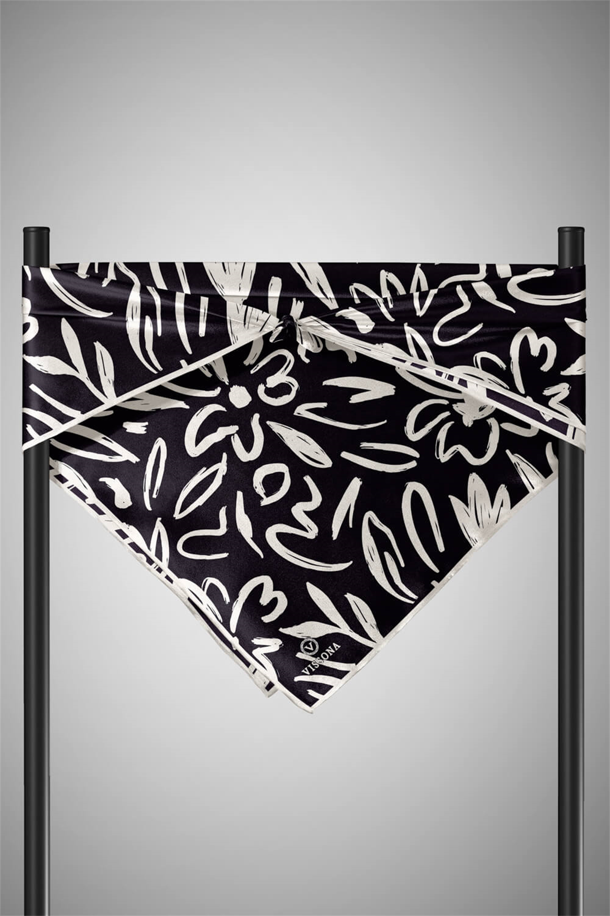 % 57 İPEK % 43 VİSKON Twill İpek Büyük Çiçek Desenli Siyah - Krem Renkli 90x90 Eşarp Dikim Şekli : El Dikişi