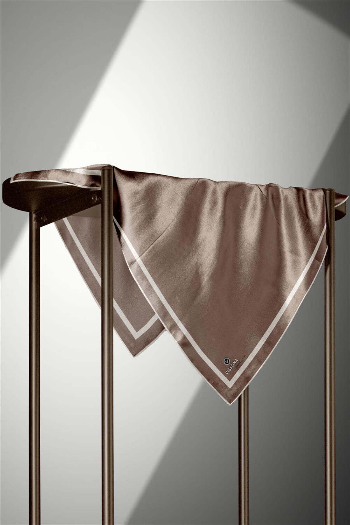 100% Twill İpek Düz Renk Bordür Desenli Taş - Krem Renkli Daha Tok Exclusive Serisi 90x90 Dikim Şekli : El Dikişi Eşarp