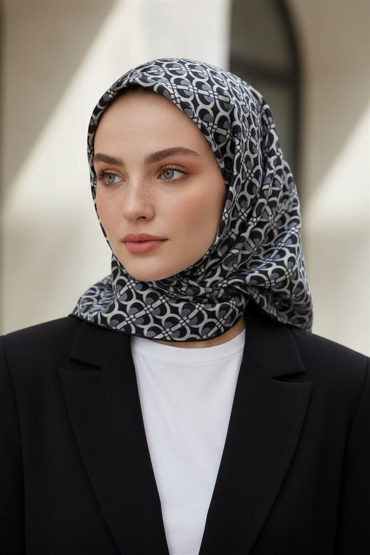 %100 Twill İpek Geometrik Desenli Siyah - Füme Renkli 90x90 Eşarp Dikim Şekli : El Dikişi