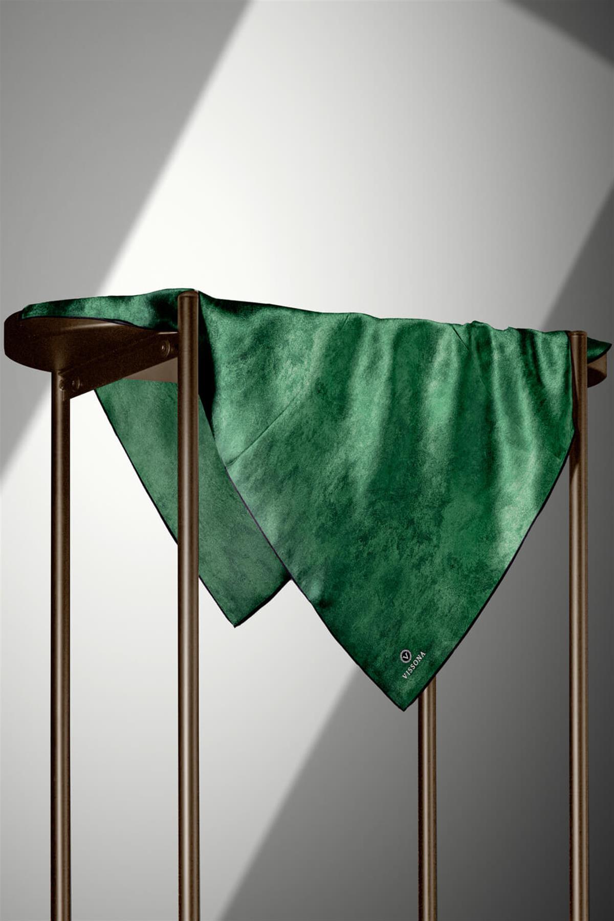 % 57 İPEK % 43 VİSKON Twill İpek Doku Desenli Zümrüt Yeşili Renkli 90x90 Eşarp Dikim Şekli : El Dikişi