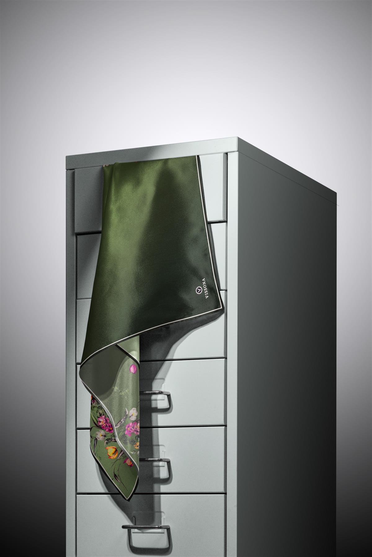 %100 Twill İpek Sonsuz Çiçek Desenli Haki Renkli 90x90 Eşarp Dikim Şekli : El Dikişi