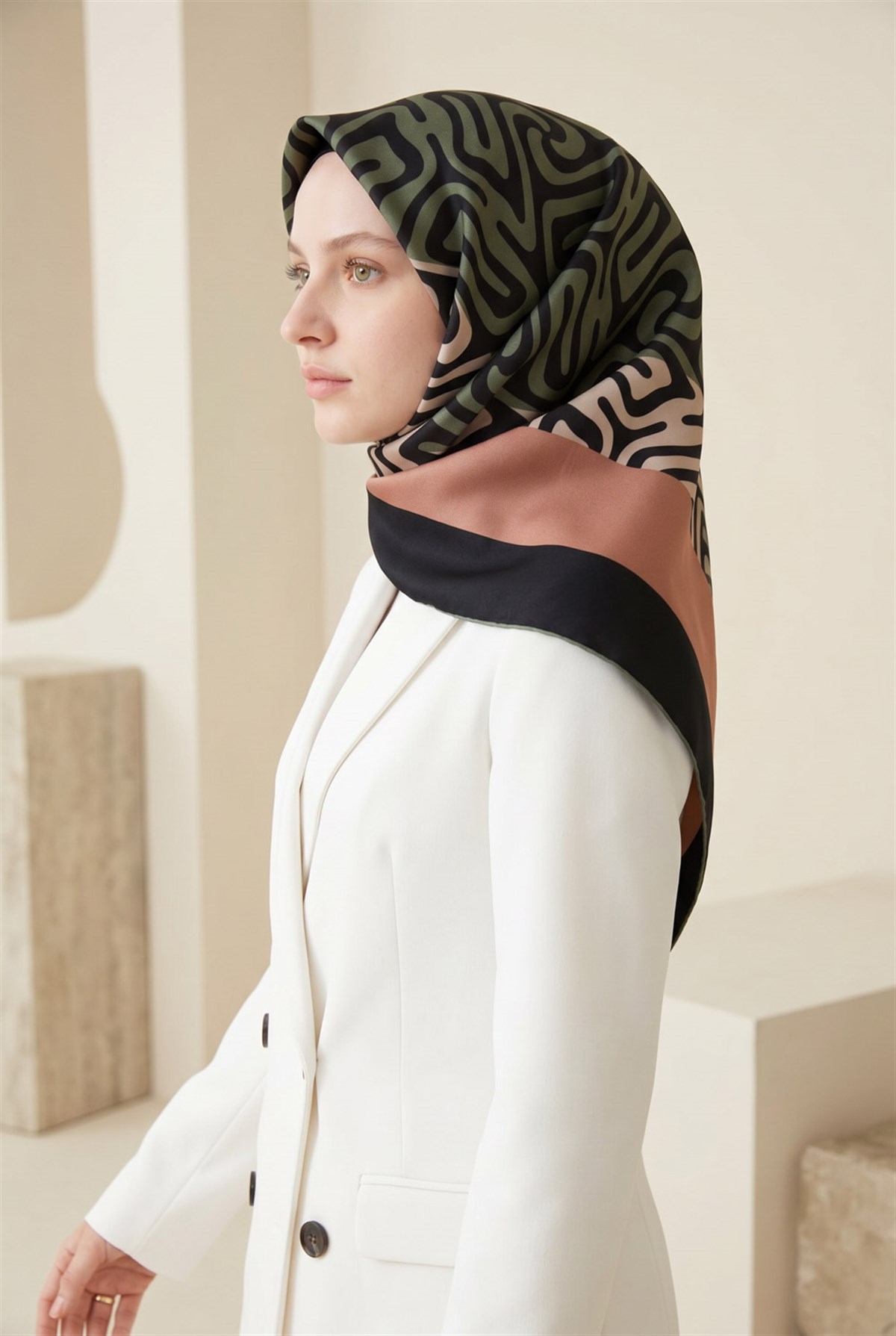 100% Twill İpek Bordürlü Dalga Desenli Siyah - Bakır Renkli 90x90 Dikim Şekli : El Dikişi Eşarp