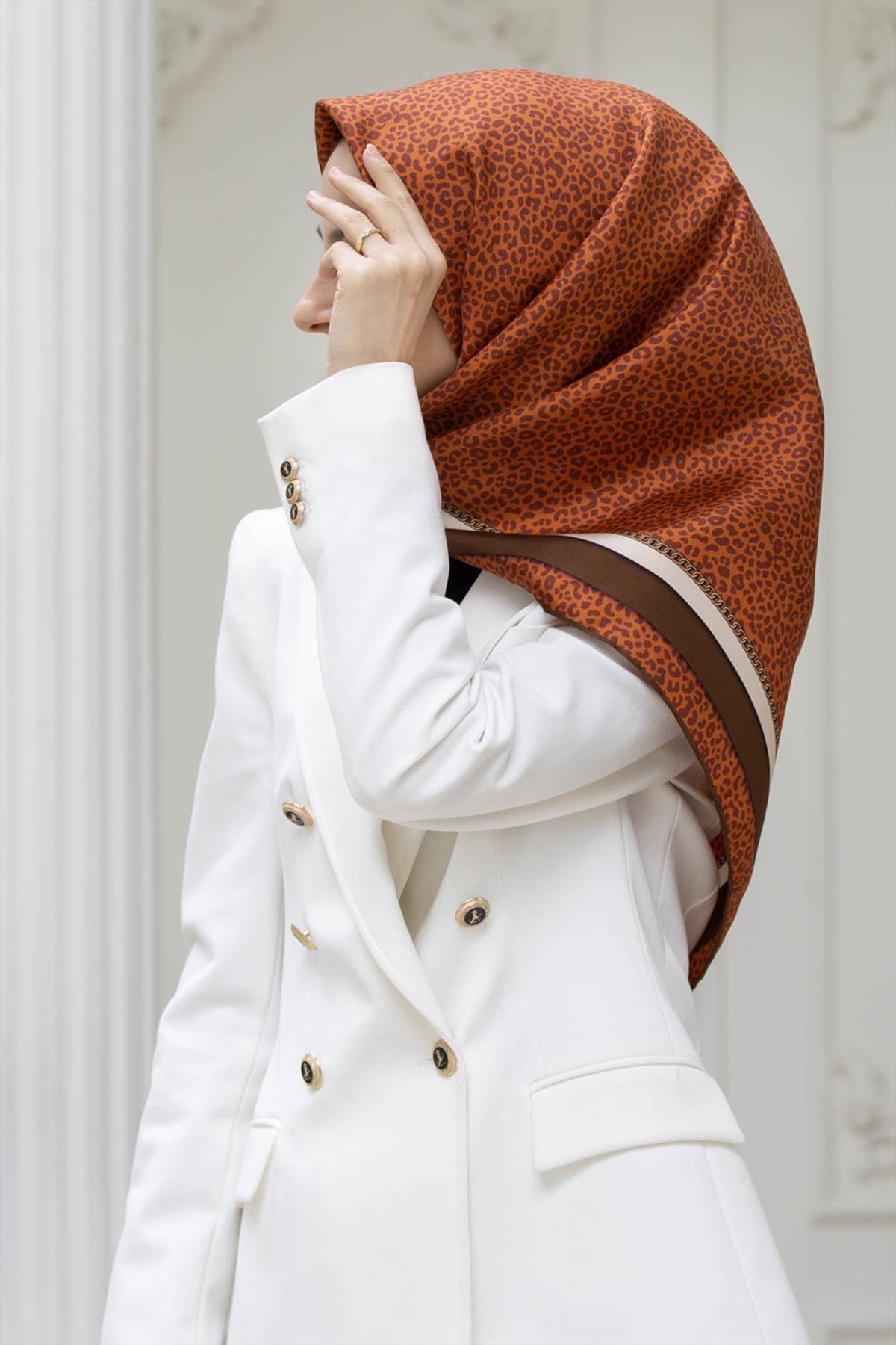 %100 Twill İpek Leopar Desenli Taba - Kahverengi Renkli 90x90 Eşarp Dikim Şekli : El Dikişi
