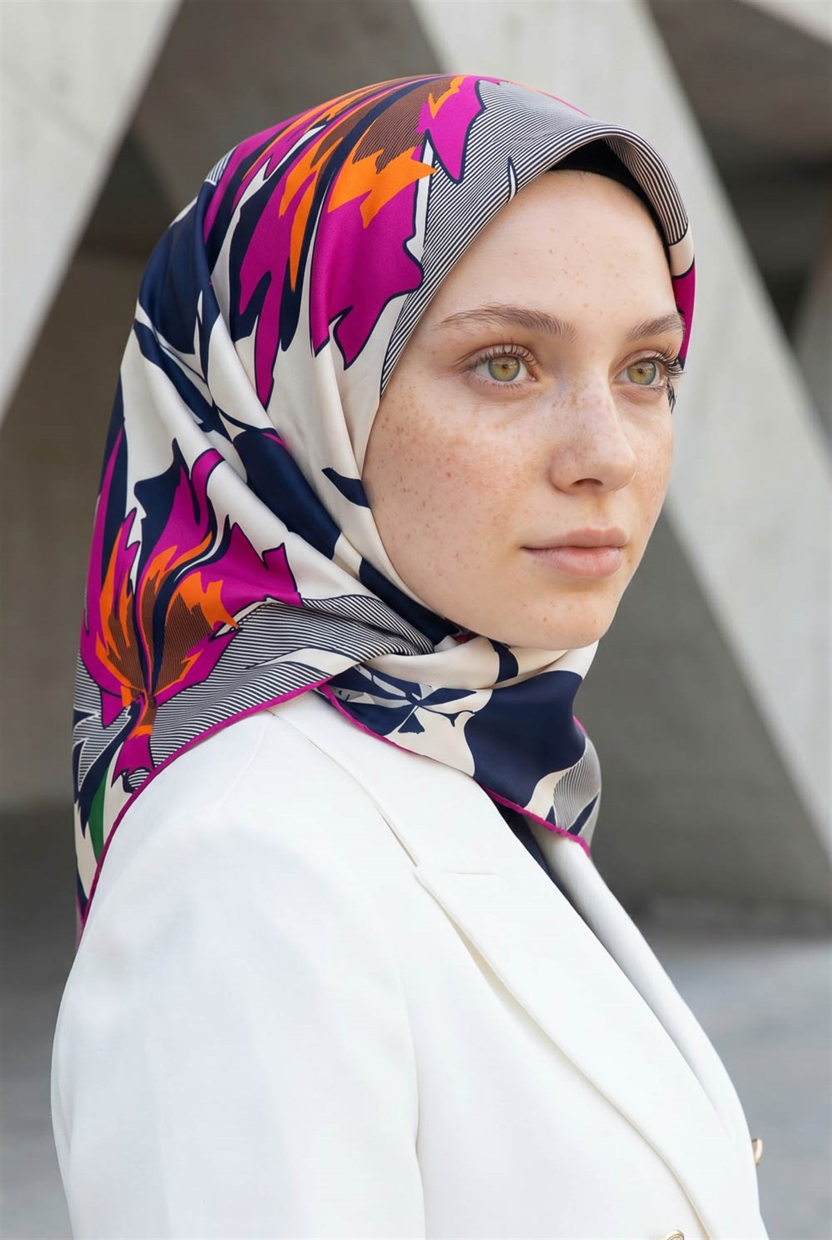 %100 Twill İpek Çiçek Desenli Fuşya - Lacivert Renkli 90x90 Eşarp Dikim Şekli : El Dikişi