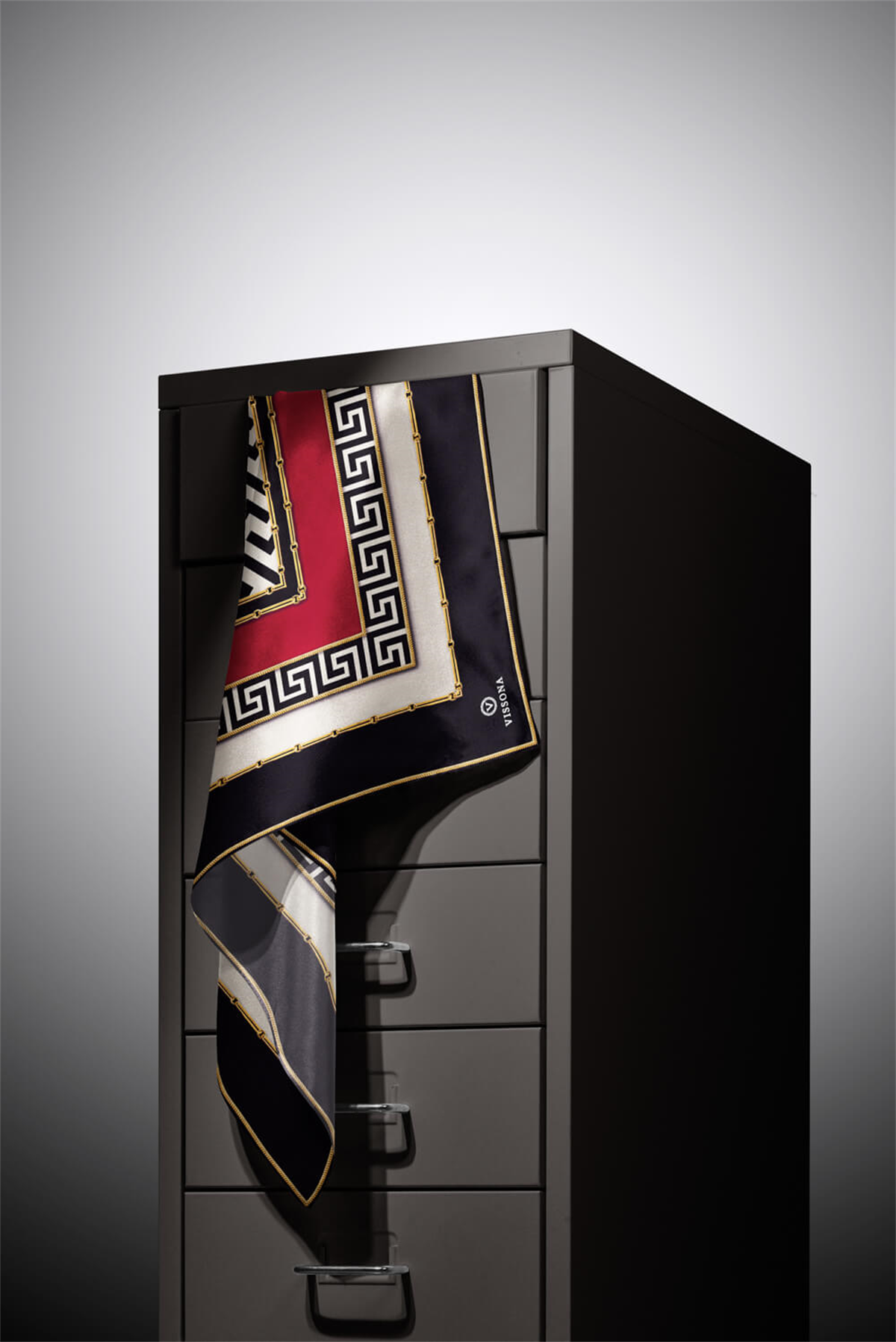 %100 Twill İpek Labirent Ve Geometrik Desenli Siyah - Bordo Renkli 90x90 Eşarp Dikim Şekli : El Dikişi